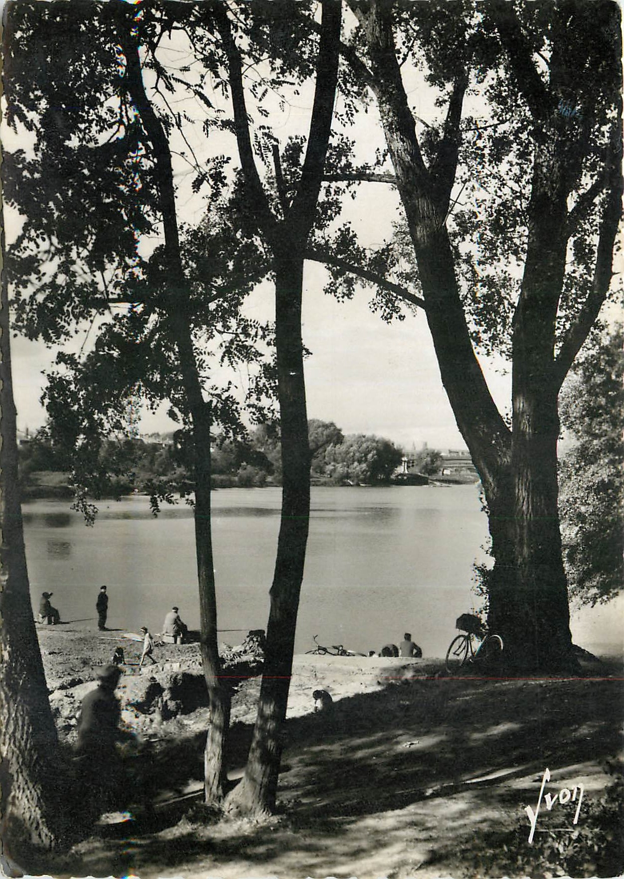 CPSM Toulouse (Hte Gar) Les rives de la Garonne