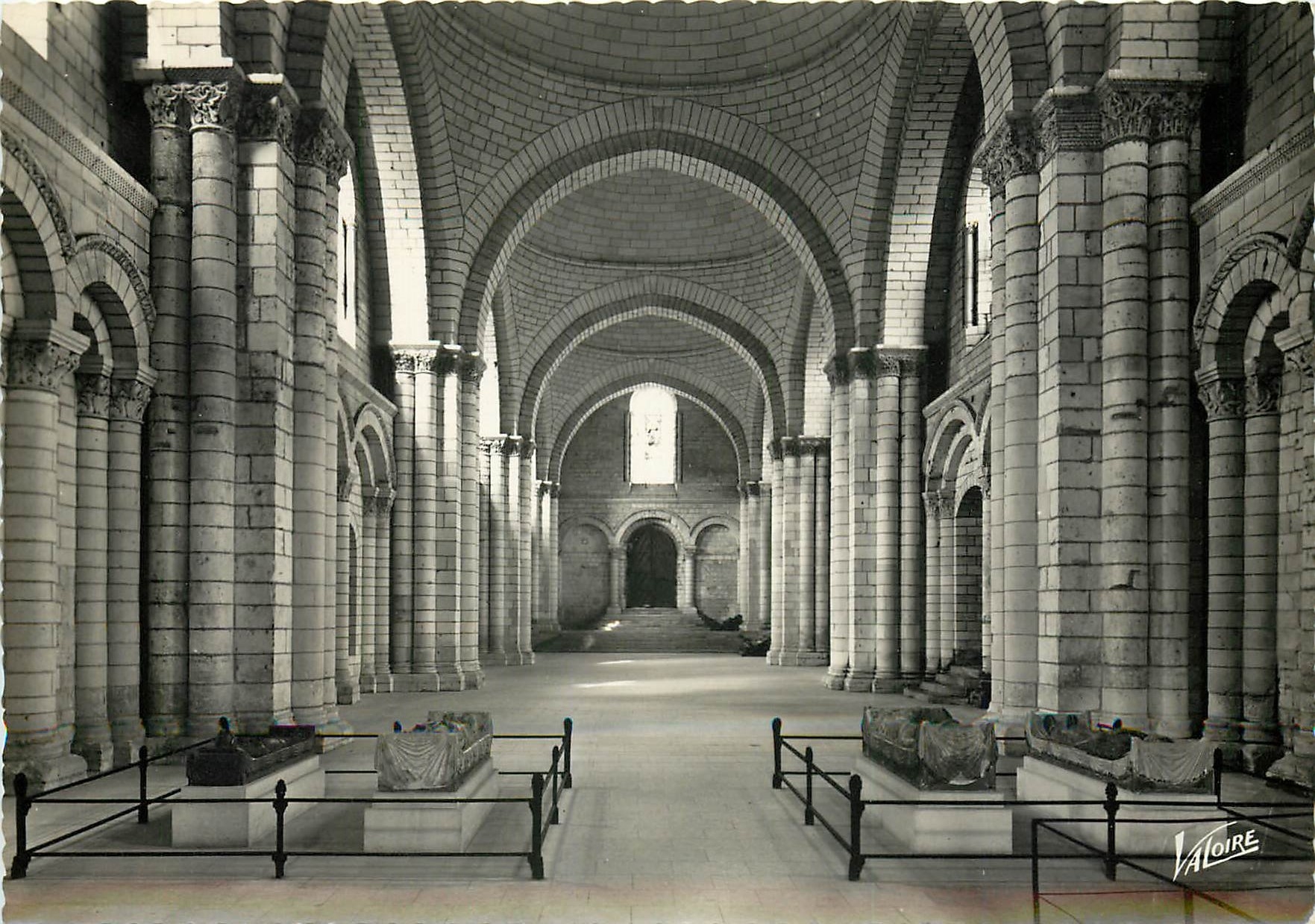 CPSM Fontevrault l'Abbaye (Maine et Loire) L'eglise abbatiale (XIIe s) Interieur au premier plan les