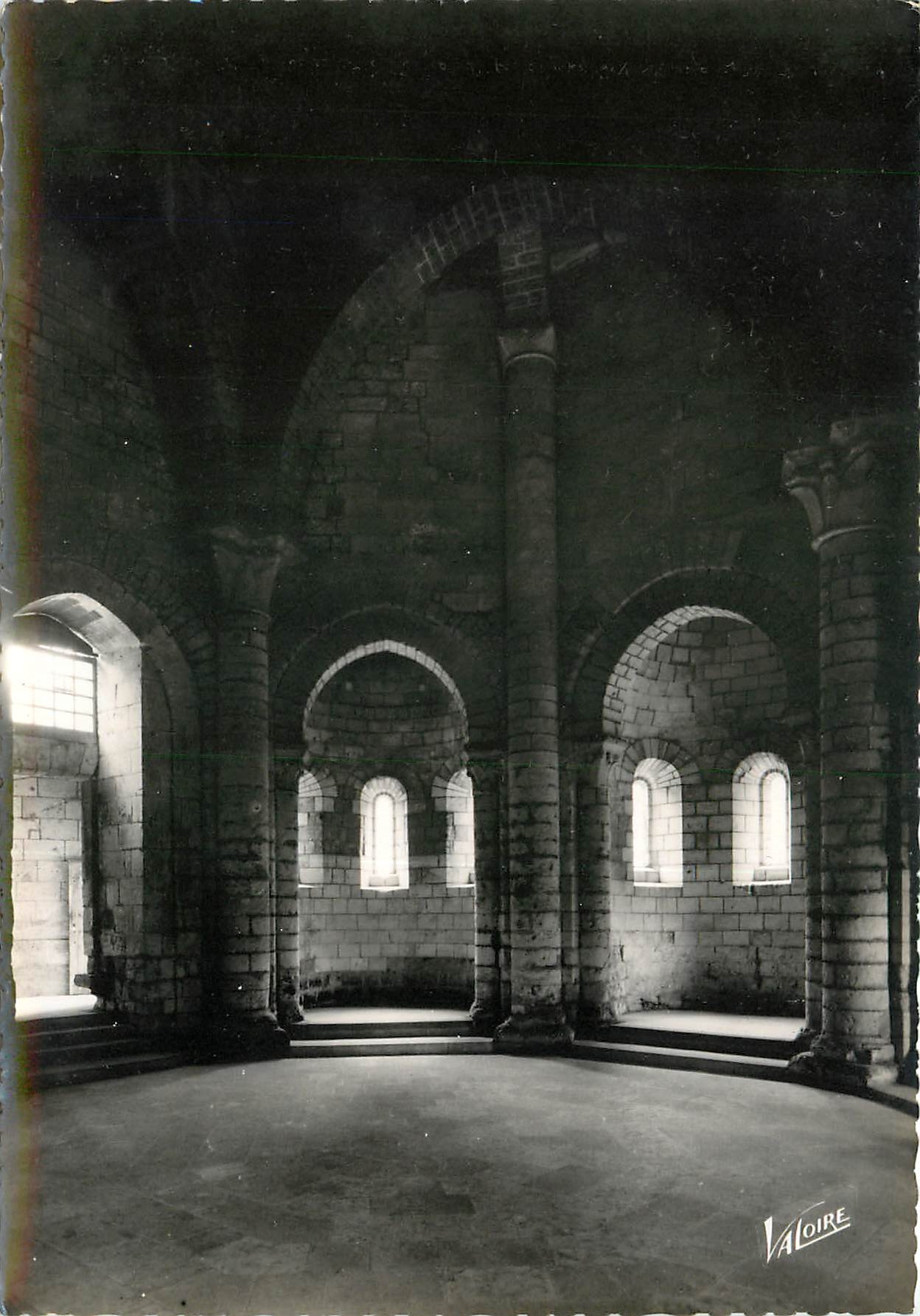 CPSM Fontevrault l'Abbaye (Maine et Loire) L'eglise abbatial (XIIe s) Interieur des cuisines