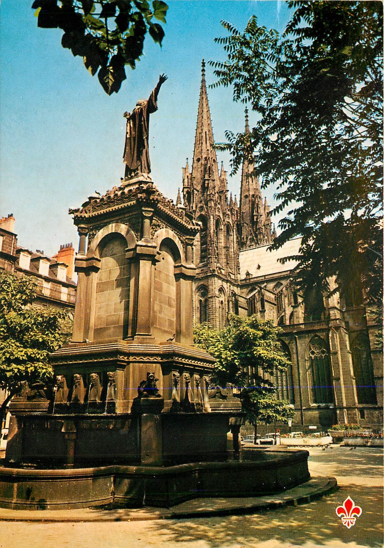 CPSM Clermont Ferrand (Puy de Dome) La cathedrale (XIIIe s) et le monument des croisa des avec la St