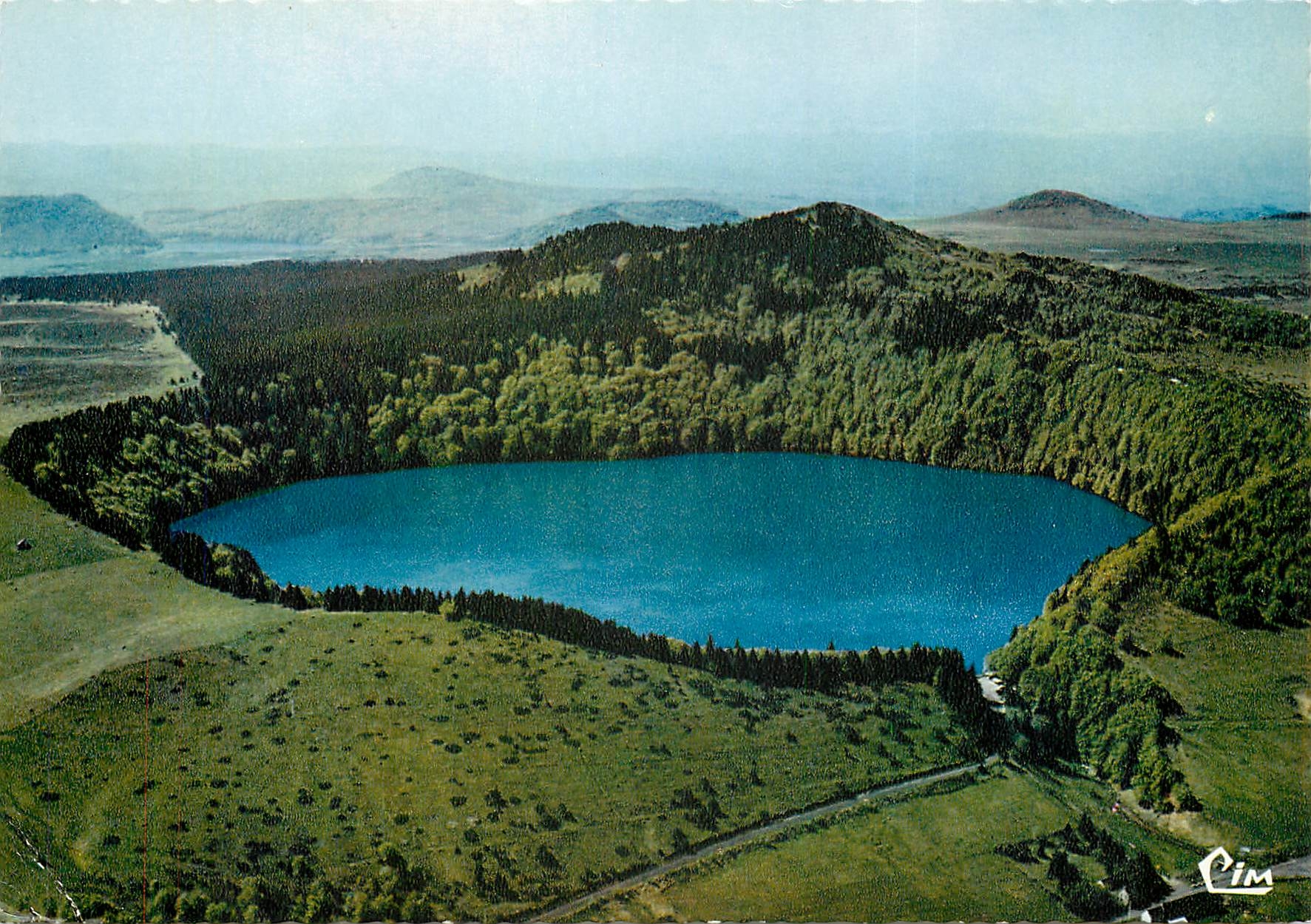 CPSM Env de Besse en Chandesse Lac Pavin (P de D) Vue aerienne