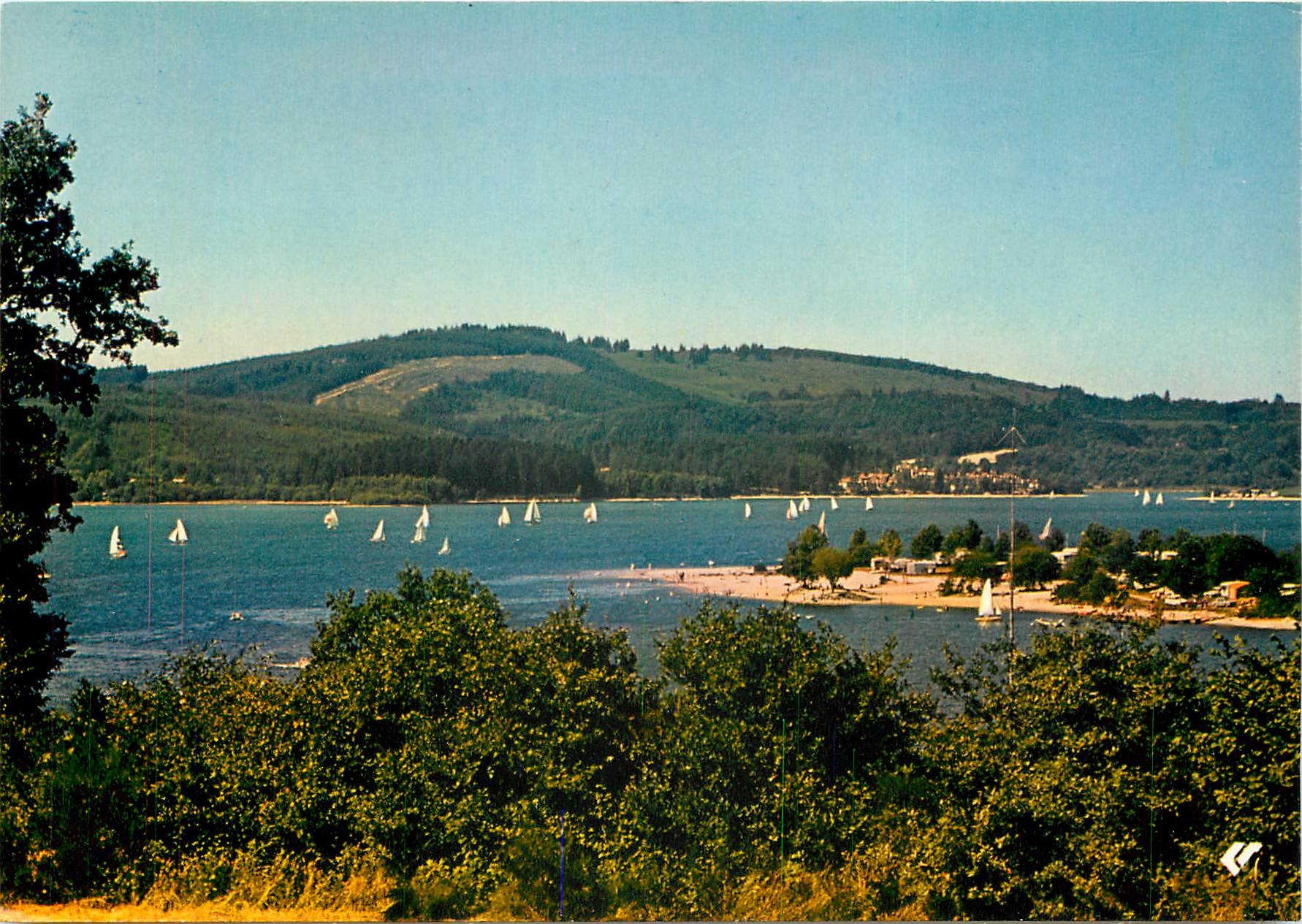 CPSM Le Limousin Touristique Entre Royeres et Peyrat le chateau le Lac de Vassiveires au fond le vil