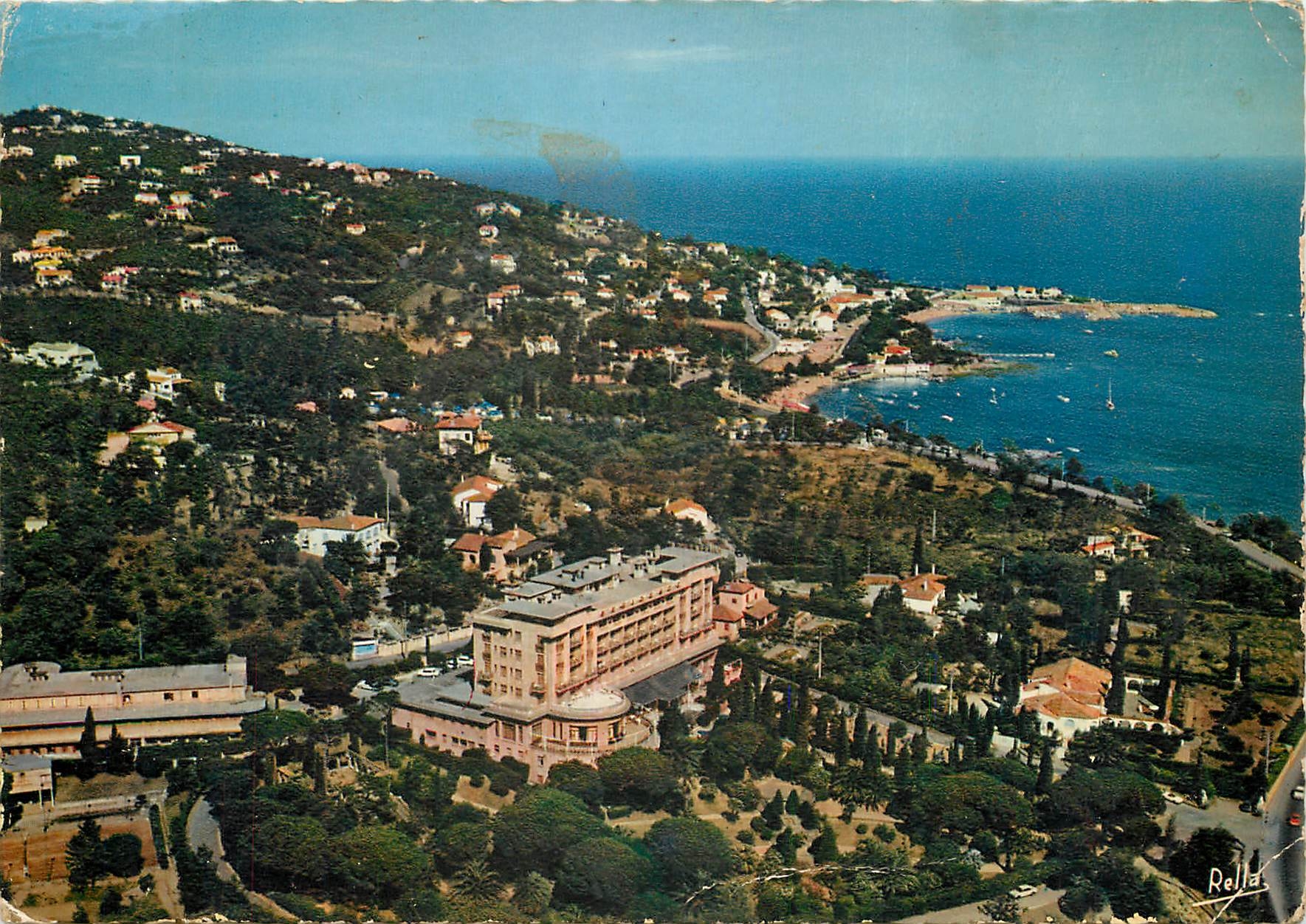 CPSM La Cote d'Azur Varoise Le Val d'Esquieres (Var) Au premier plan Hotel de la Residence du val d'