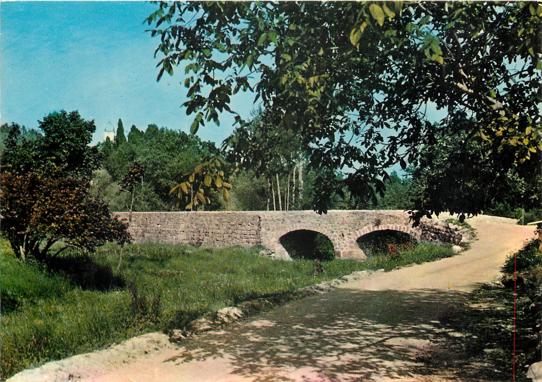 CPSM La Cote d'Azur et son arriere pays pittoresque le vieux pont et l'eglise N D de Roquefort les P