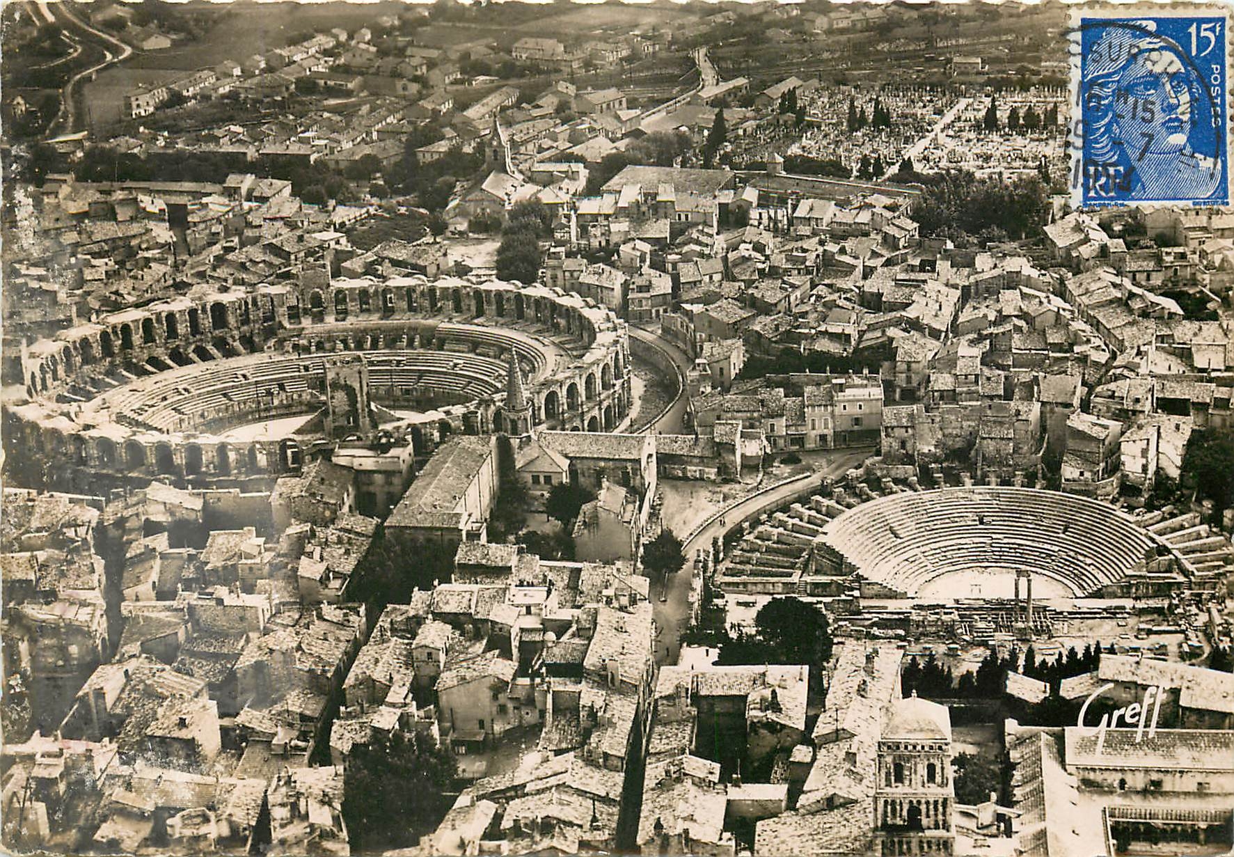 CPSM En Provence Arles (Bouche du RHone) vue aerienne les Arenes et le Theatre Antique