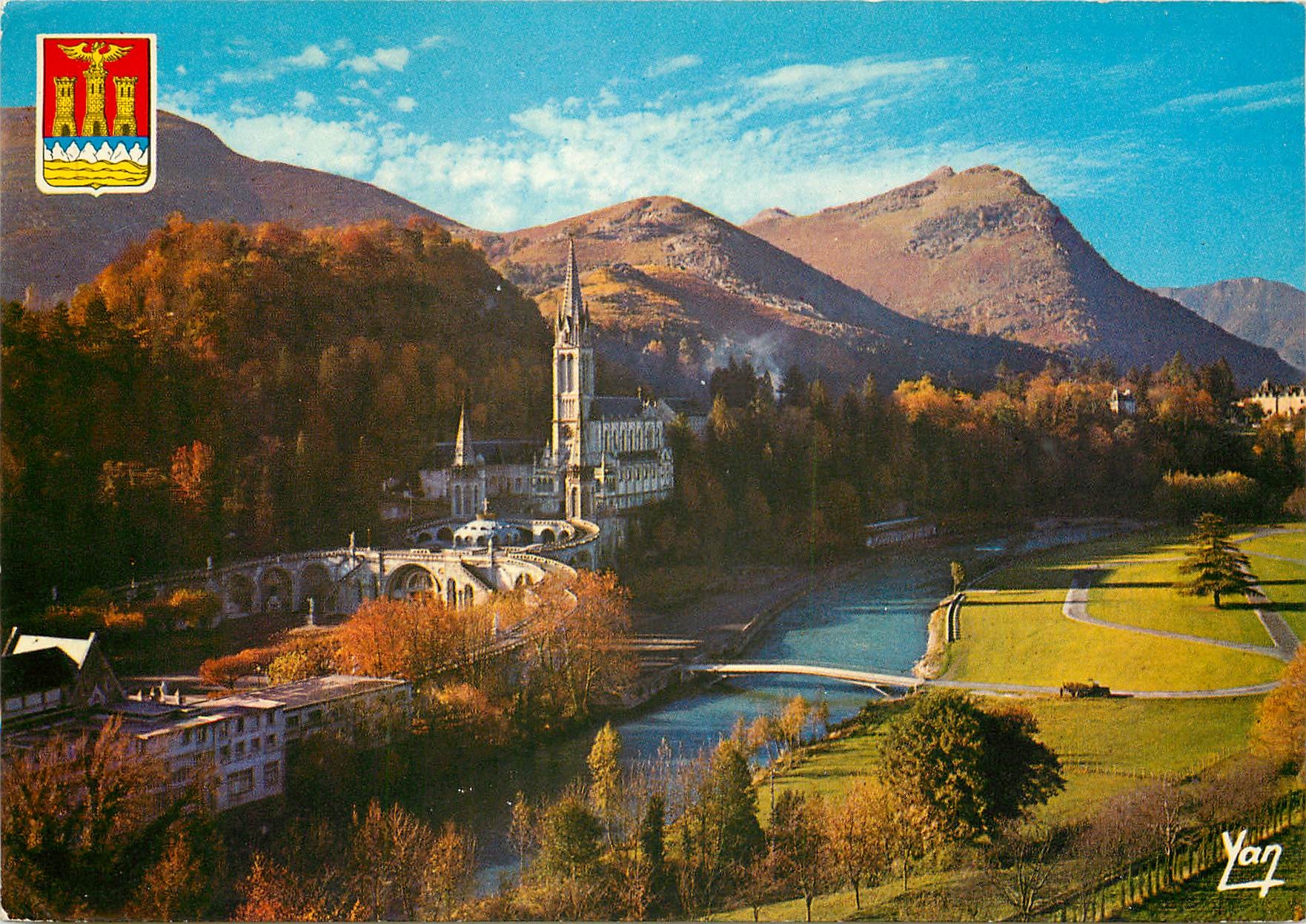 CPSM Lourdes Le Basilique et le Gave de Pau