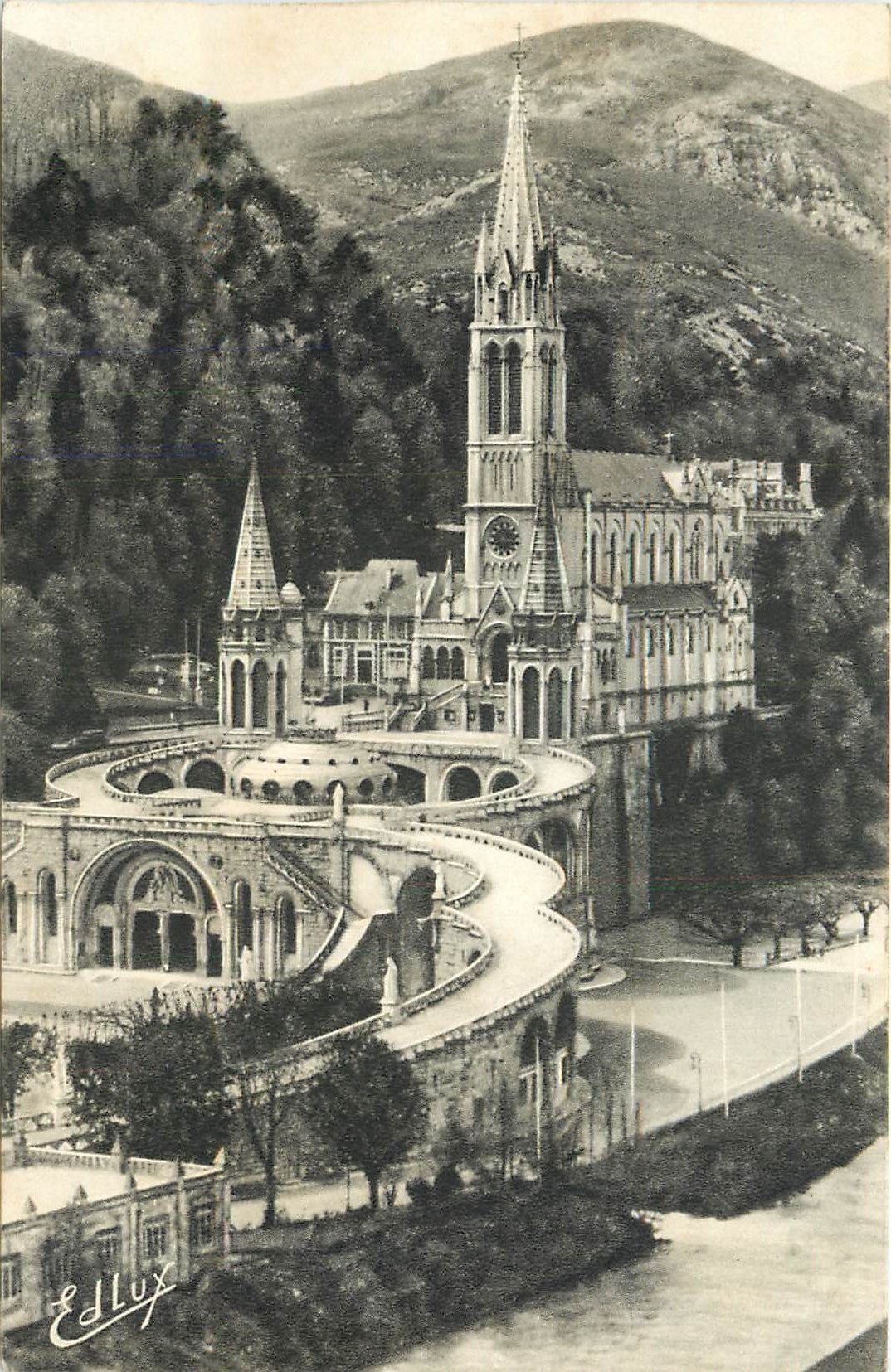 CPSM Lourdes la Basilique la Basilique vue de Cote