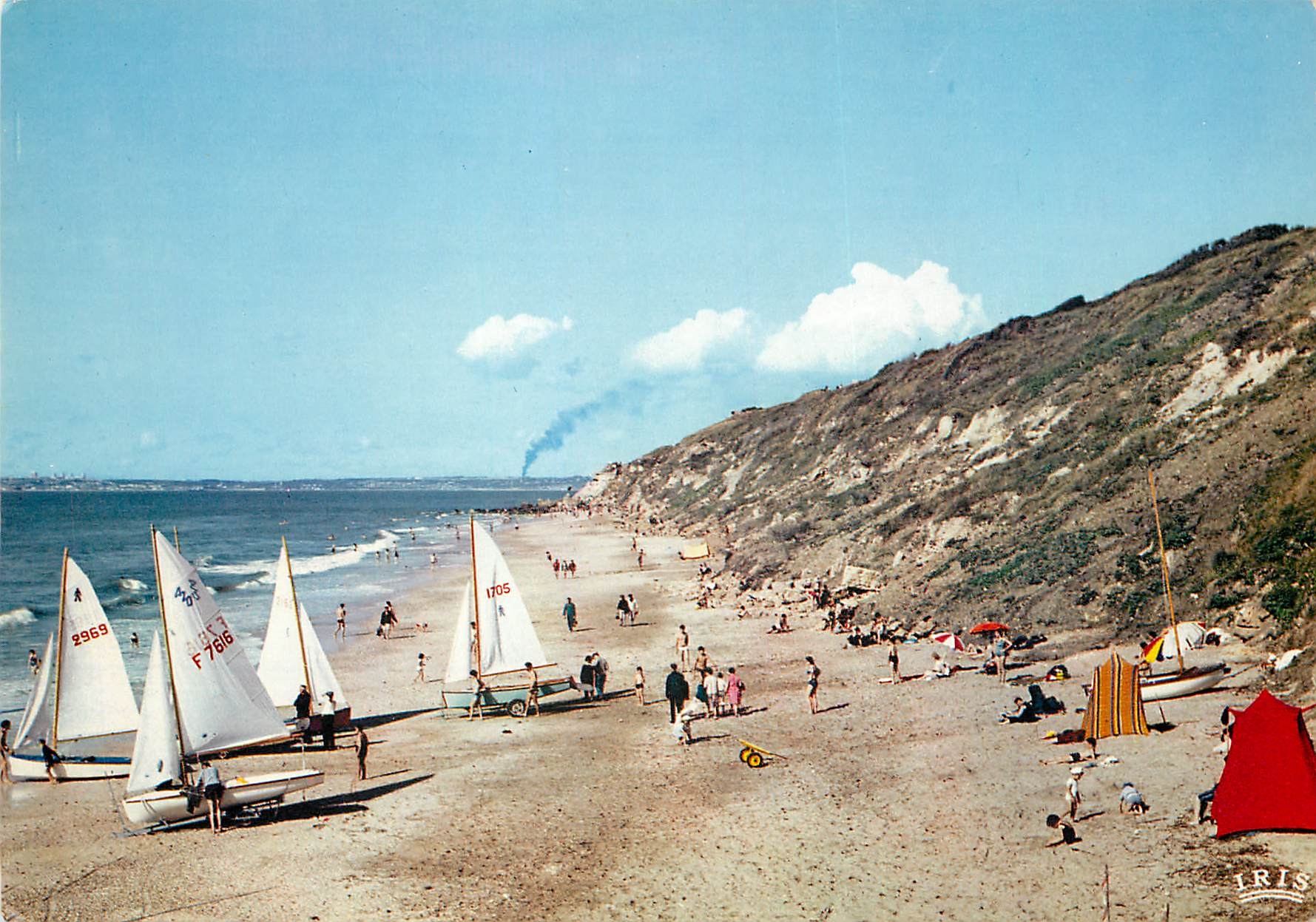 CPSM Trouville Reine des Plages Ecile de Voile et les Rochers Noires
