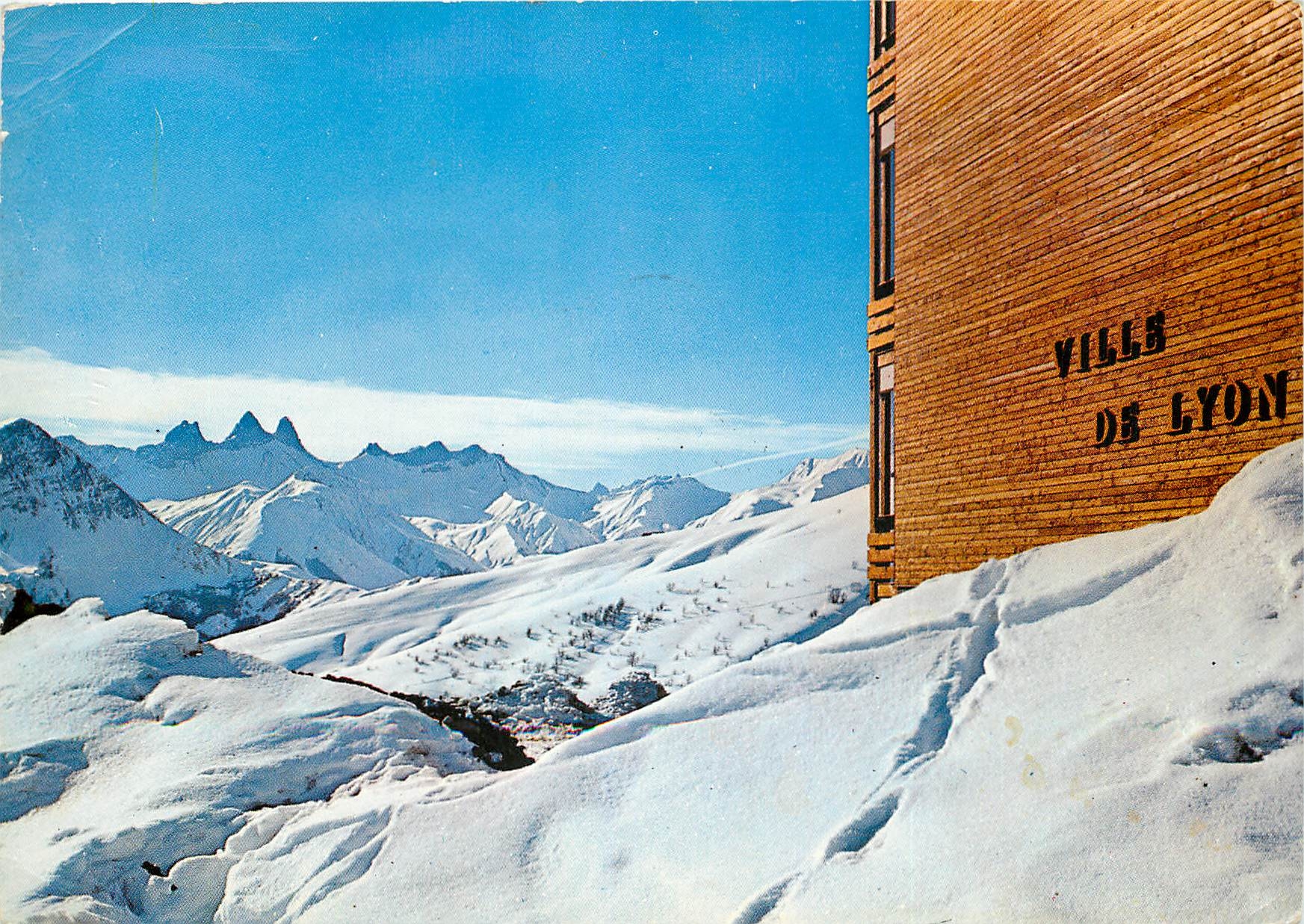 CPSM La Toussuire chalet de la Ville de Lyon Panorama sur les Aihuilles d'Arvrs