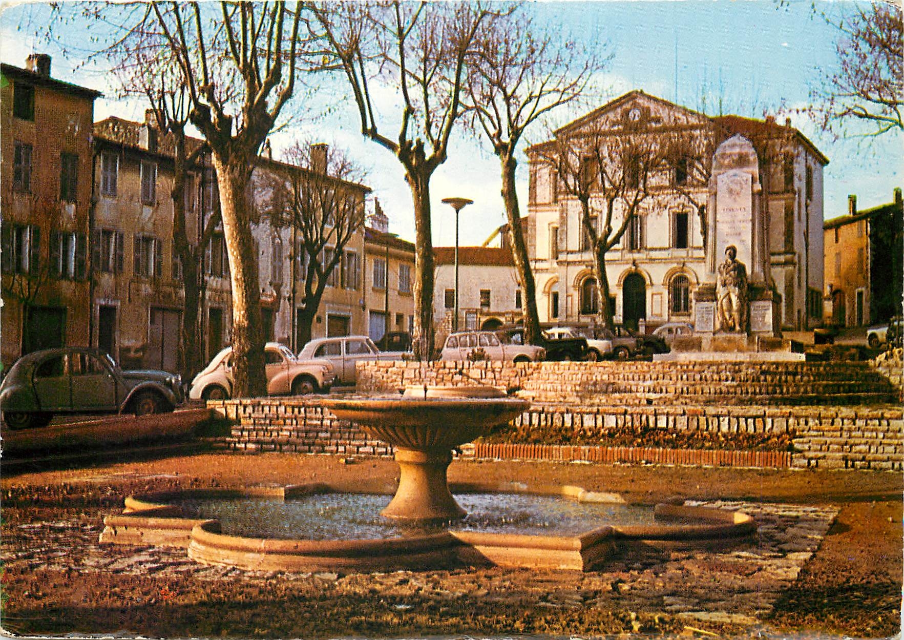 CPSM Provence Pittoresque Lorgues (Var) alt 239 m place d'Entrechaus et le Monument aux Morts