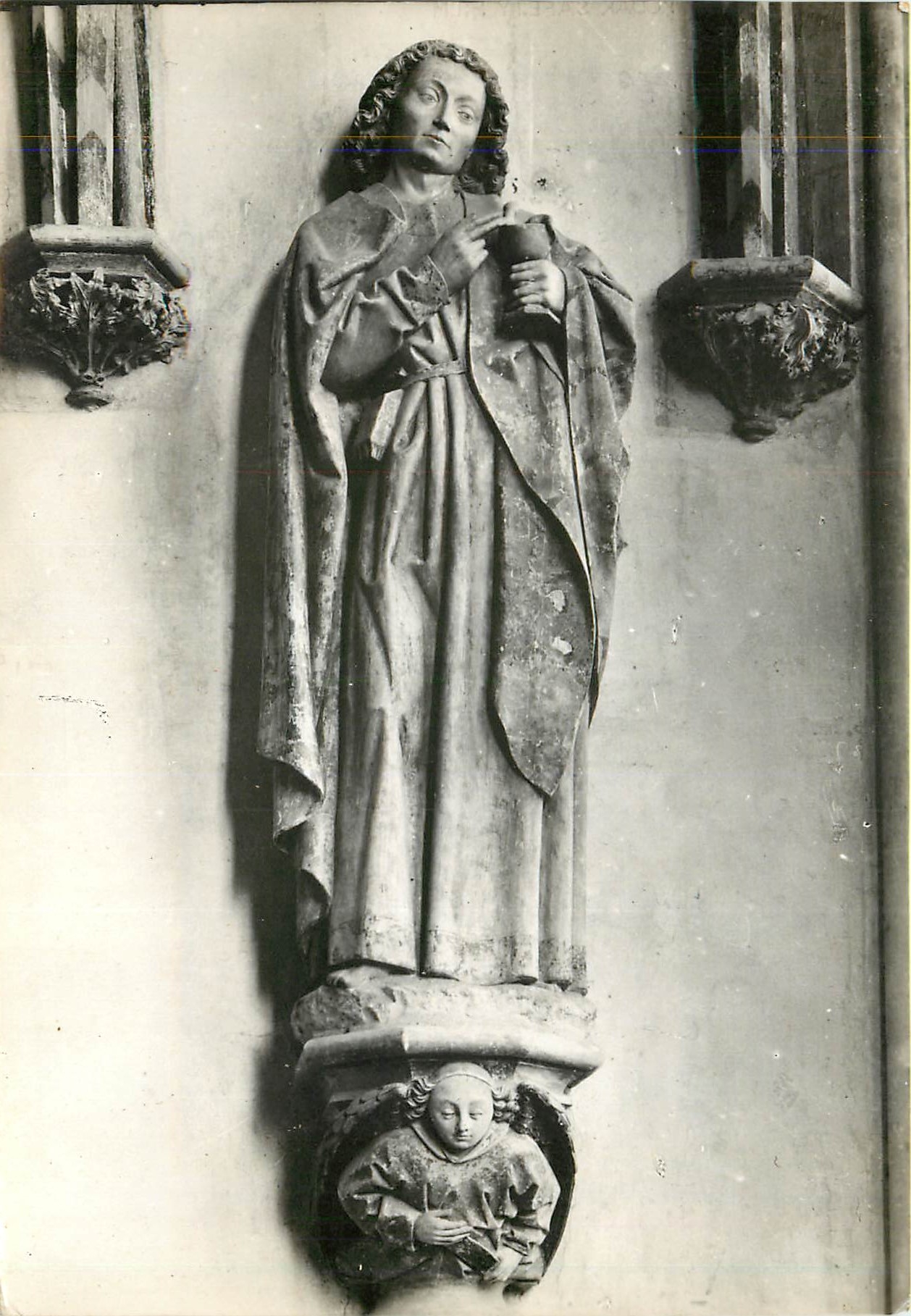 CPSM Chateaudun (E et L) Chapelle du Chateau Statue de Saint Jean L'Evangeliste