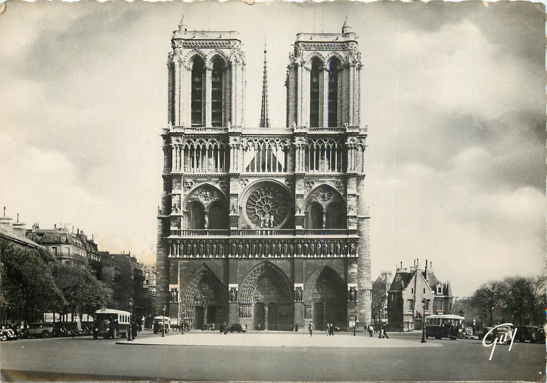 CPSM Paris et se merveille Cathedrale N D et le parvis