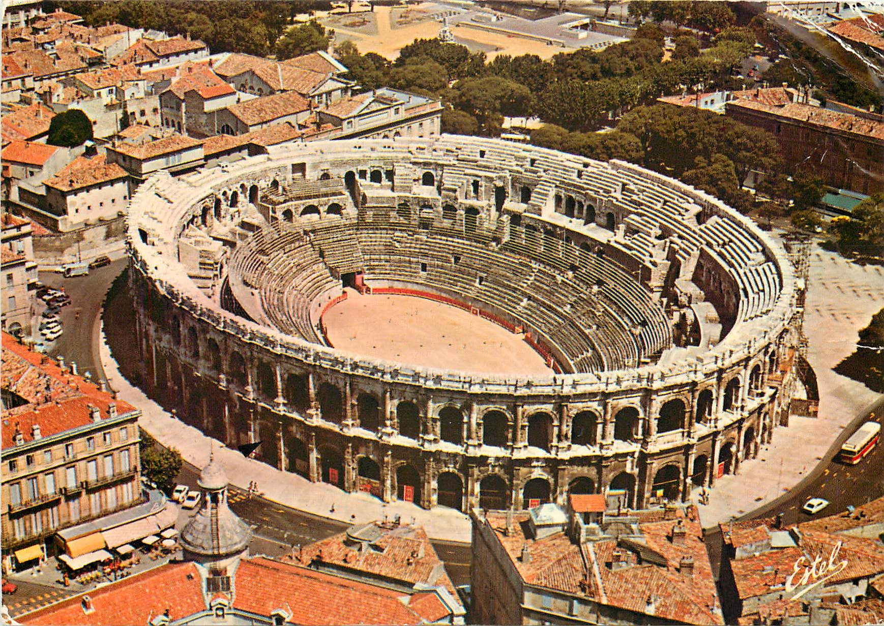 CPSM Nimes (Gard) Vue aerienne des Arenes amphitreatre romain construit au 1er siecle avant notre er
