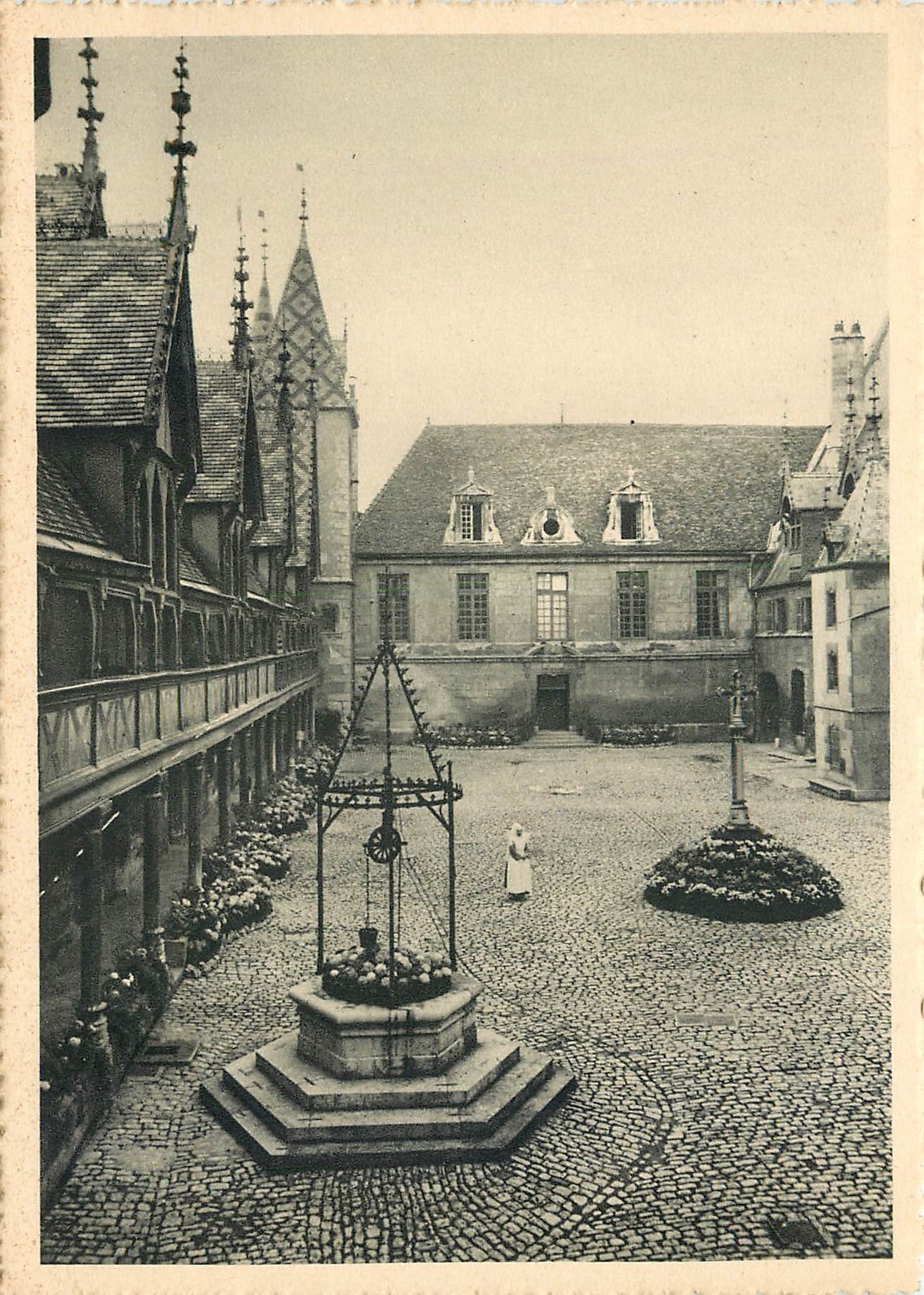 CPSM Hotel Dieu de Beaune (Cote d'Or) Cour d'honneur lepuits