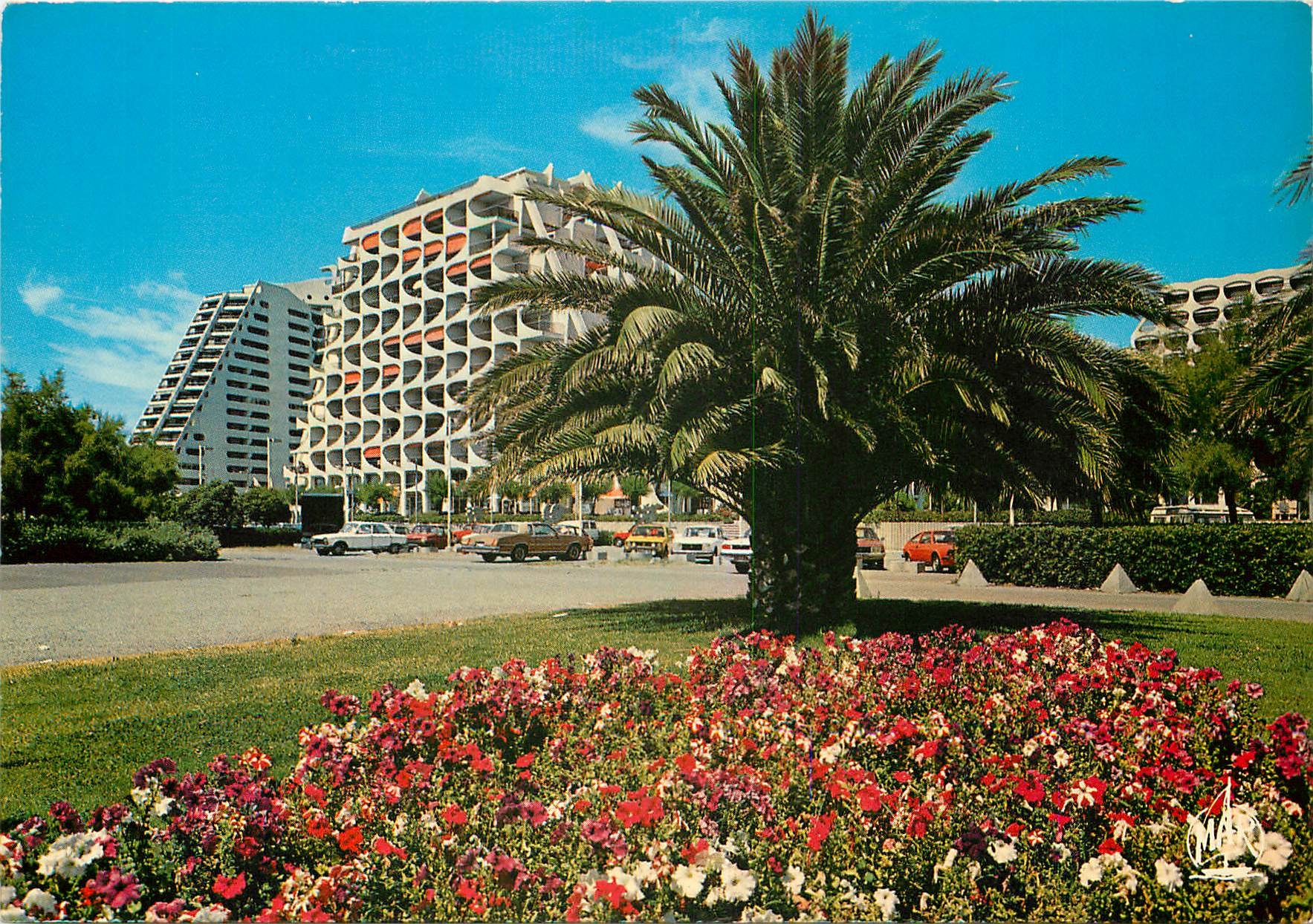 CPSM La Grande Motte La Ville de l'Art 2000 un coin fleuri