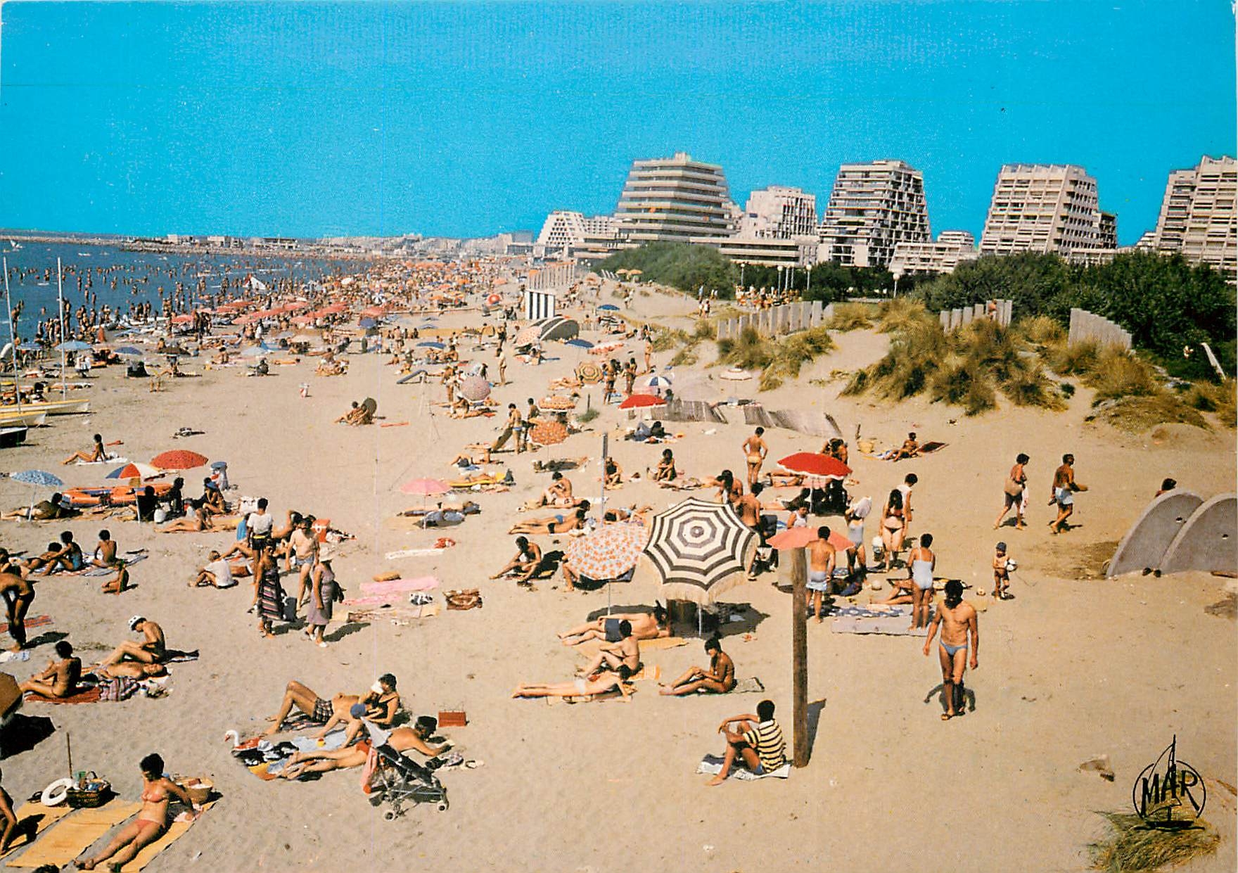 CPSM La Grande Motte La Ville de l'An 2000 Vue d'ensemble et la Plage