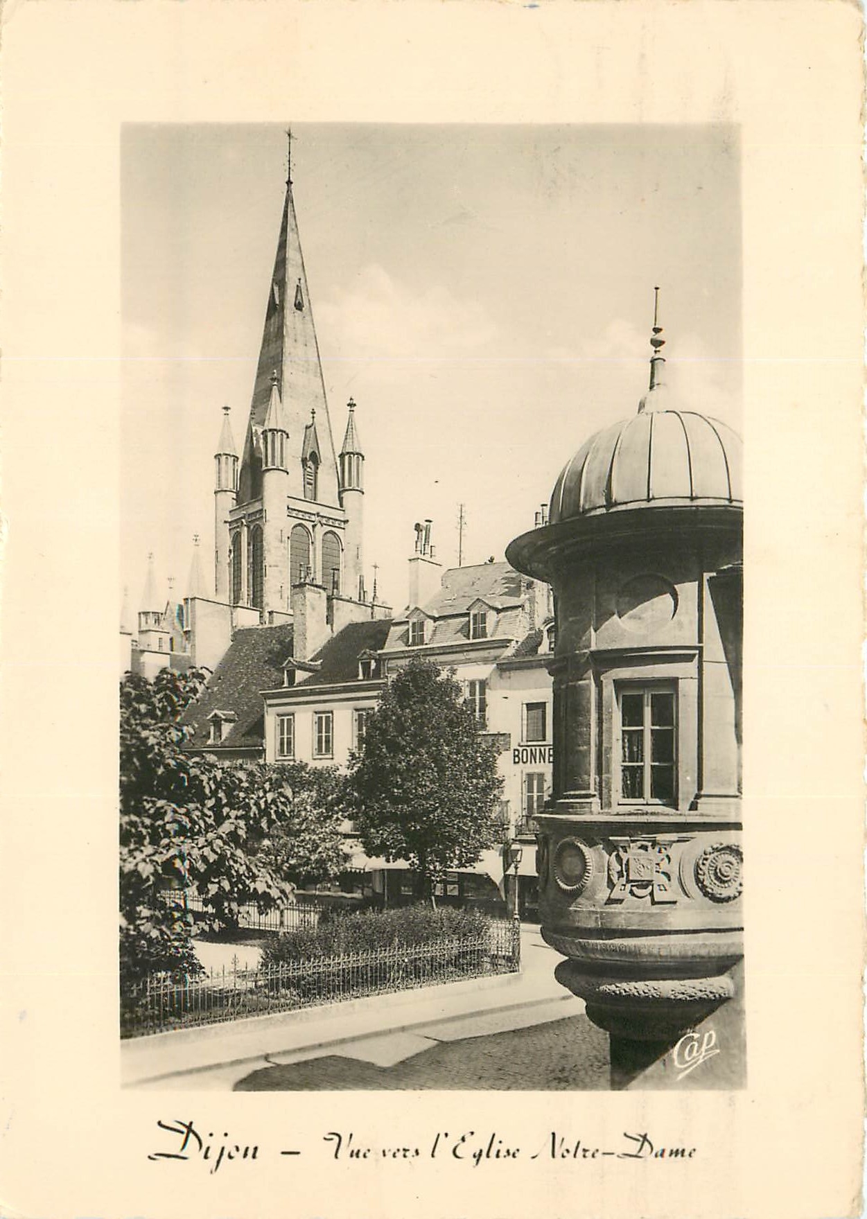 CPSM Dijon Vue vers l'Eglise N D