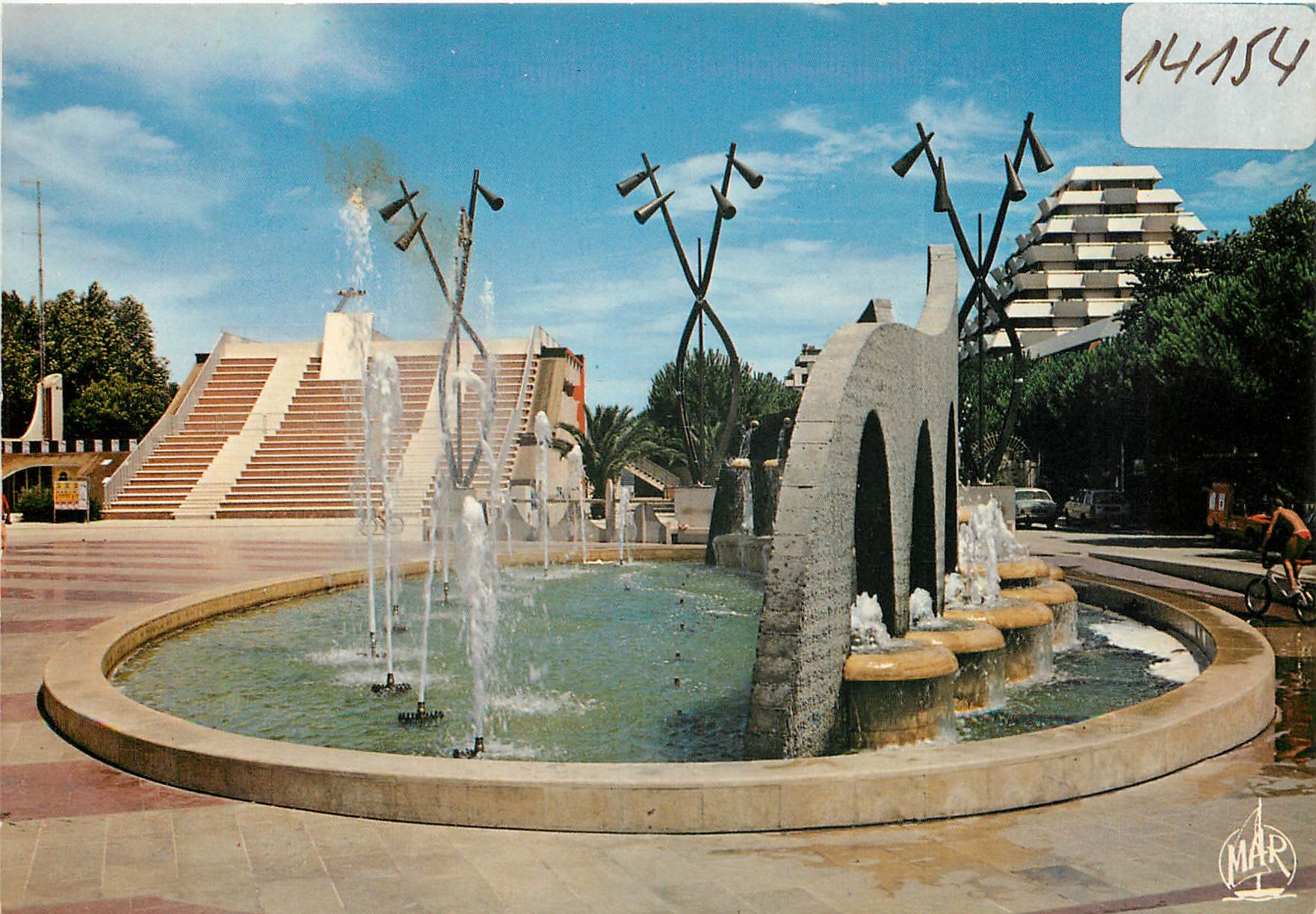 CPSM La Grande Motte ville de l'an 2000 Place du 1er act 1974