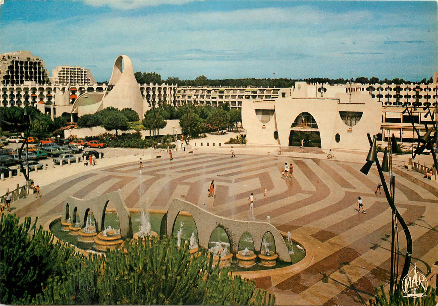 CPSM La Grande Motte ville de l'an 2000 Vue panoramique au premier plan la Grande Pyramide