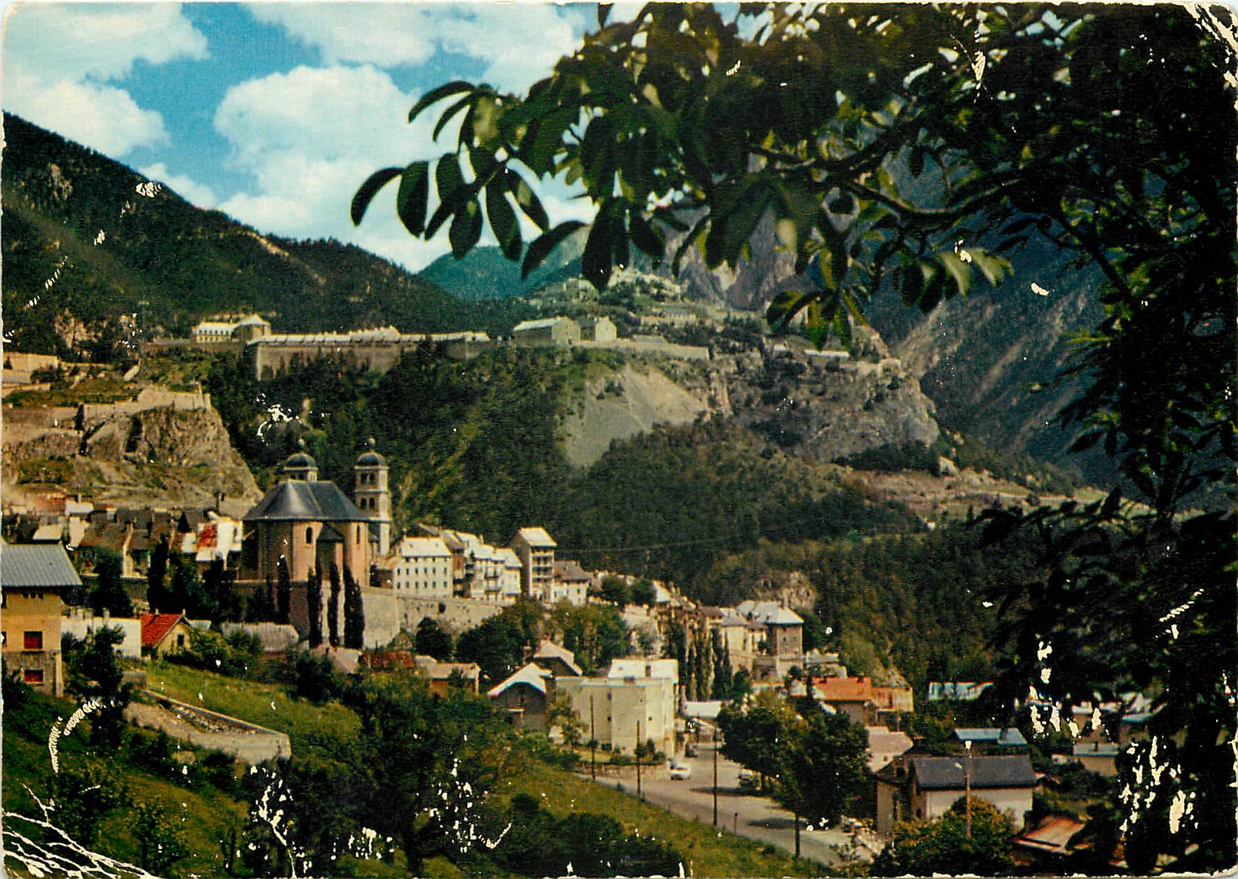 CPSM Briancon (H A) alt 1321 m la Plus Haute Ville d'Europe vue d'ensemble au fond le Fort de Tetes