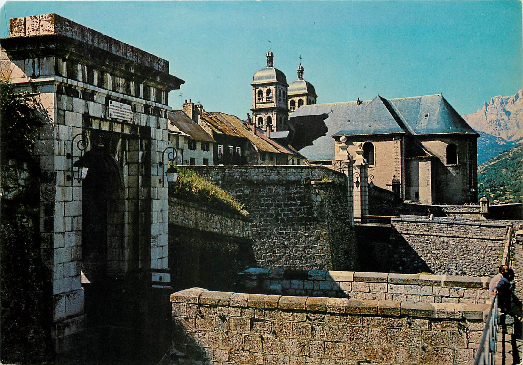 CPSM Briancon alt 1326 m la Ville la plus Haute d'Europe la Cathedrale