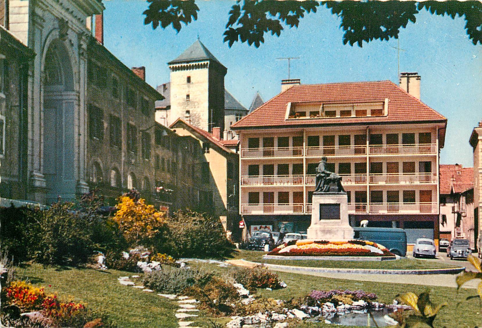 CPSM Annecy Place aux bois Statue de St Francois de Sales et Tour Perriere du chateau des Ducs de Ne