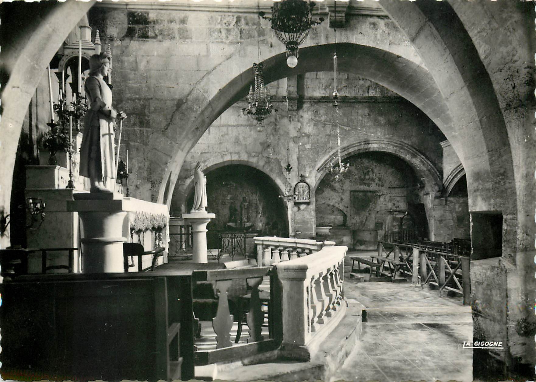 CPSM Les Baux (B du R) Eglise Saint Vincent Au fond la nef meridionale creusee dans le roc