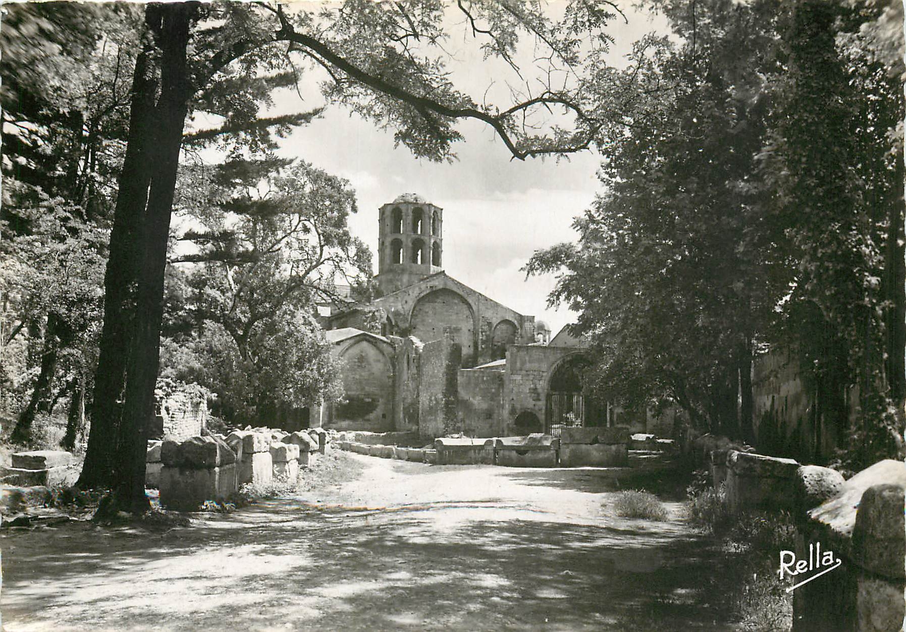 CPSM La Provence Arles sur Rhone Les Alyscamps et l'Eglise St Honorat