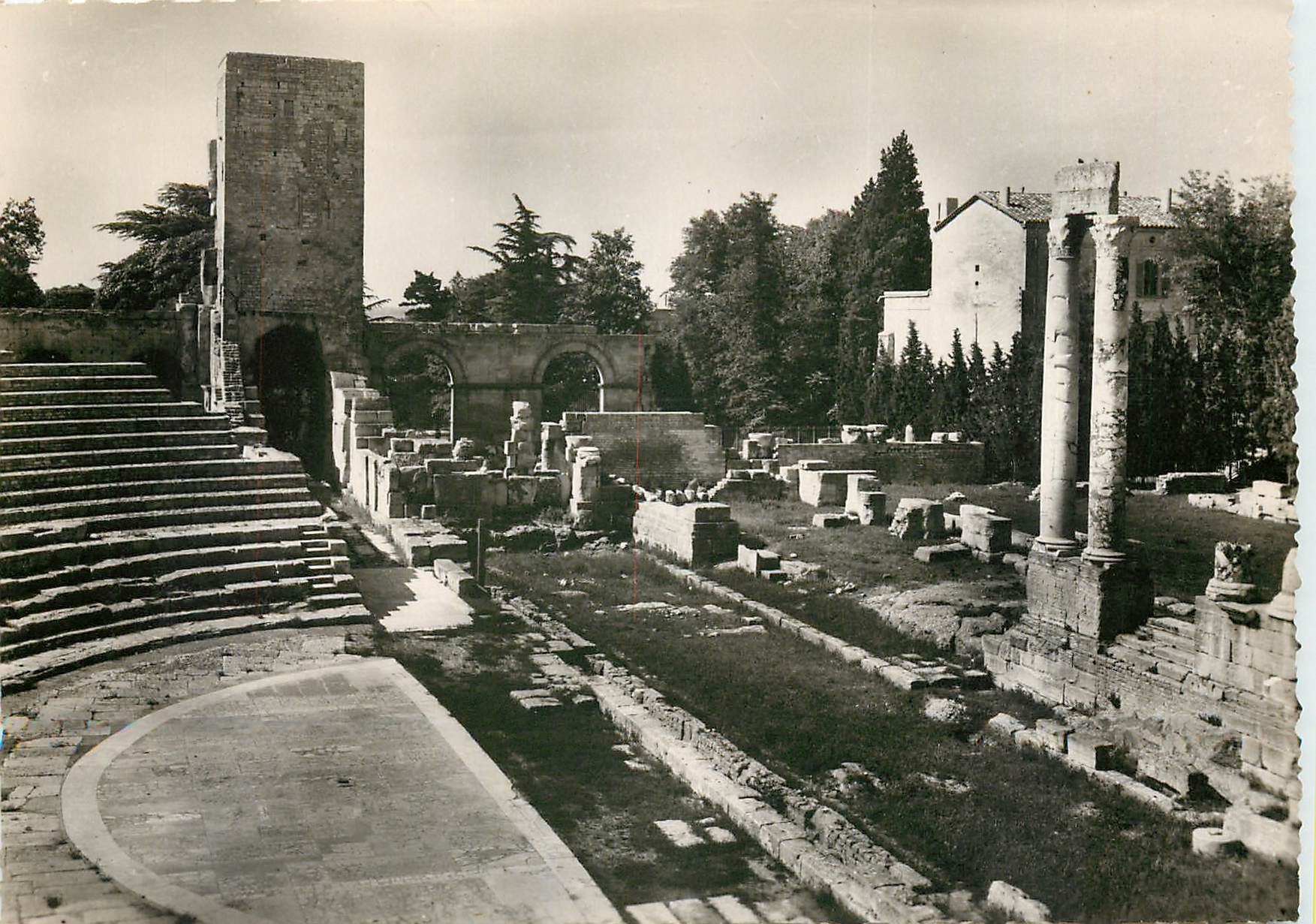 CPSM La Provence Arles (B duRh) Le Theatre Antique
