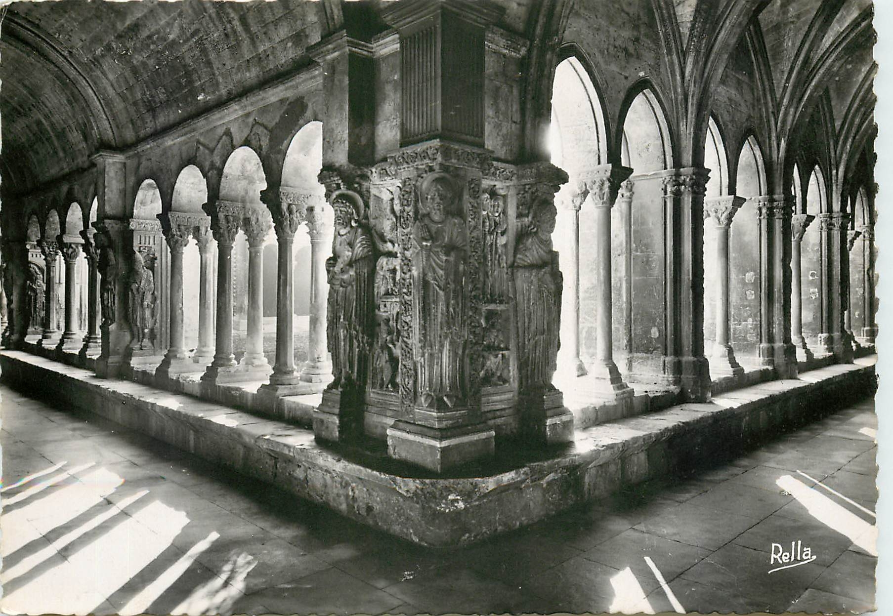 CPSM Arles Saint Trophime Le cloitre
