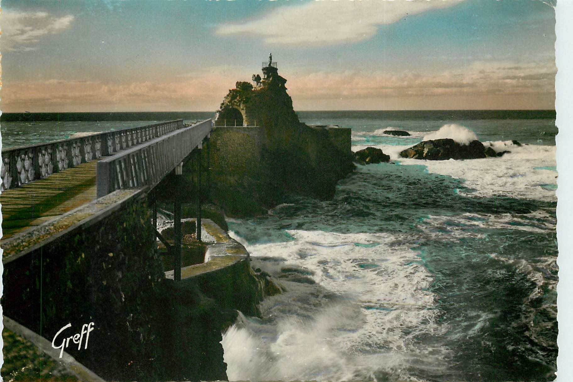 CPSM au Pays Basque Biarritz (Bses Pyr) Le Rocher de la Vierge