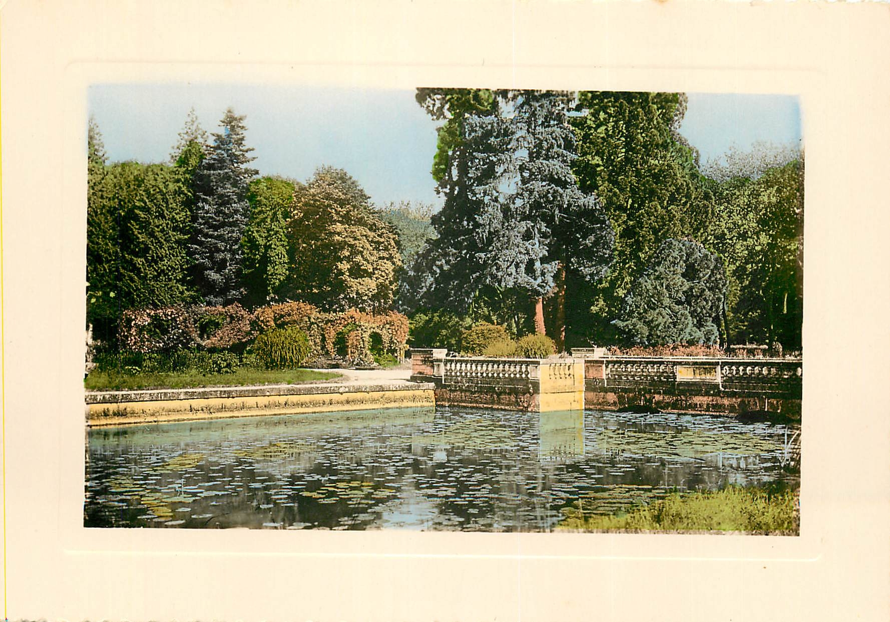 CPSM Richelieu (I et L) L'ancien pont du chateau et la Roseraie