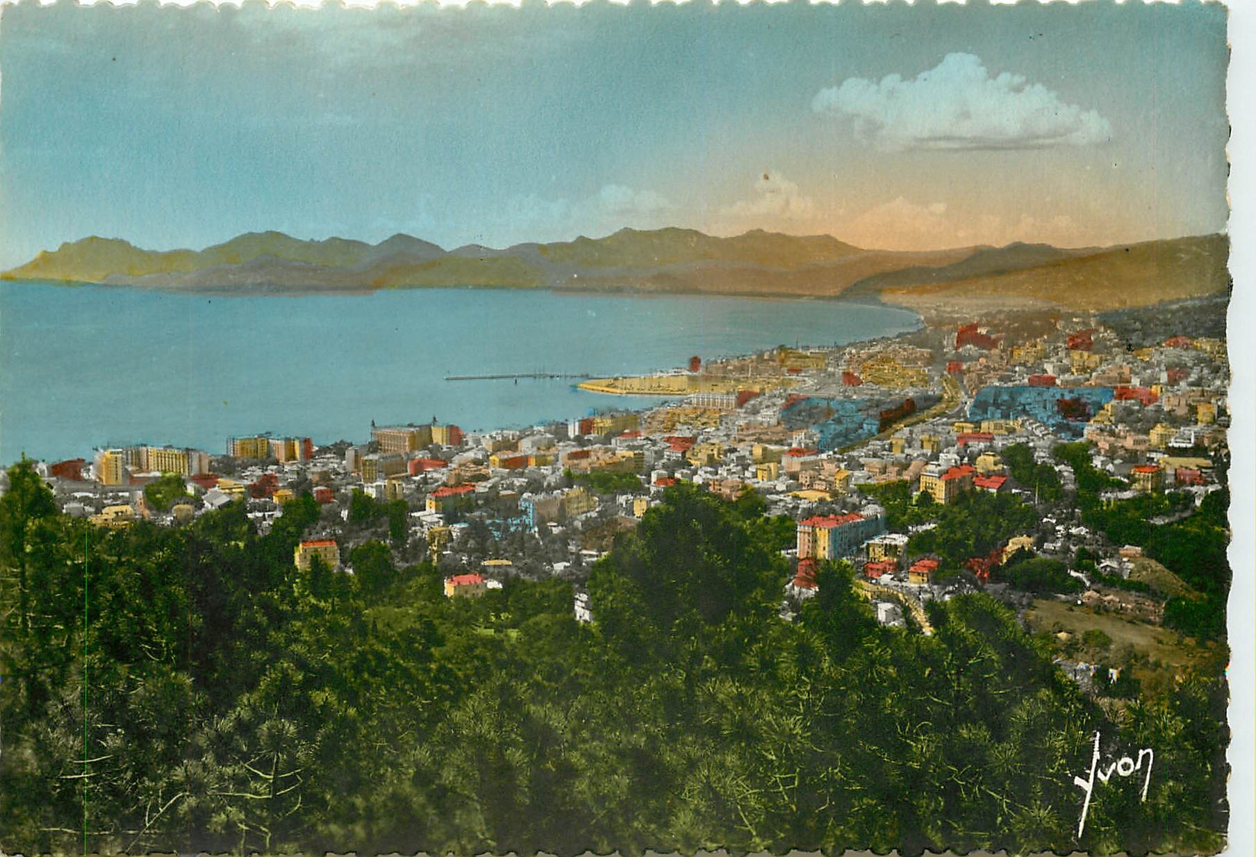CPSM Cannes (A Mmes) Vue generale sur la Ville le golfe de la Napoule et l'Esterel