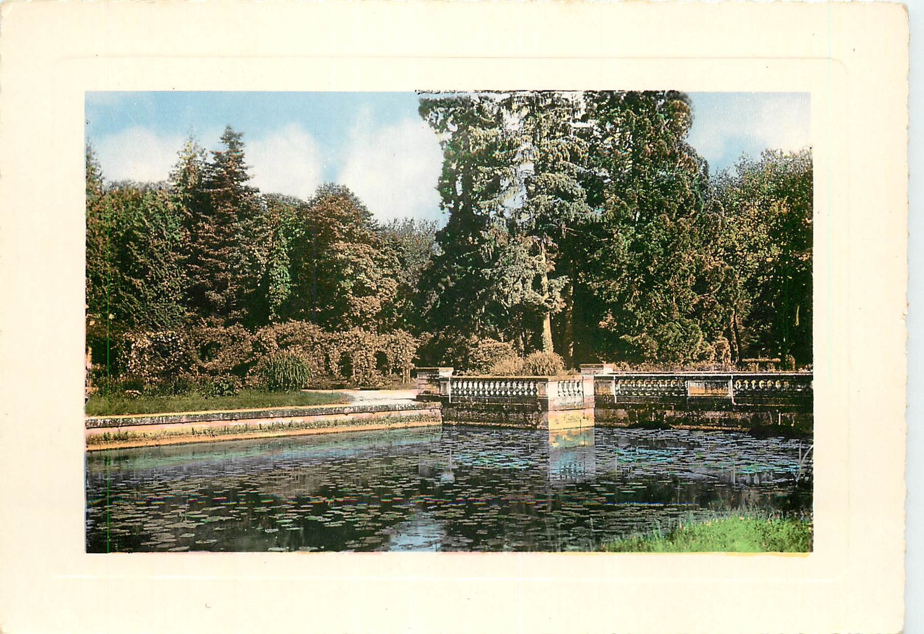 CPSM Richelieu (I et L) l'ancien pont du chateau et la Roseraie