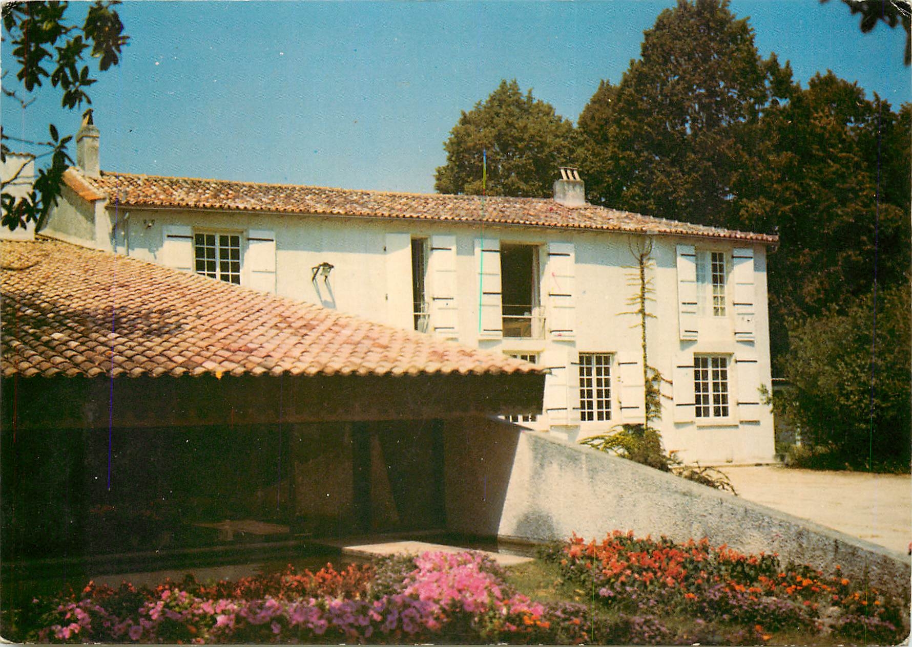 CPSM La Brede le chevet de la chapelle et la communaute