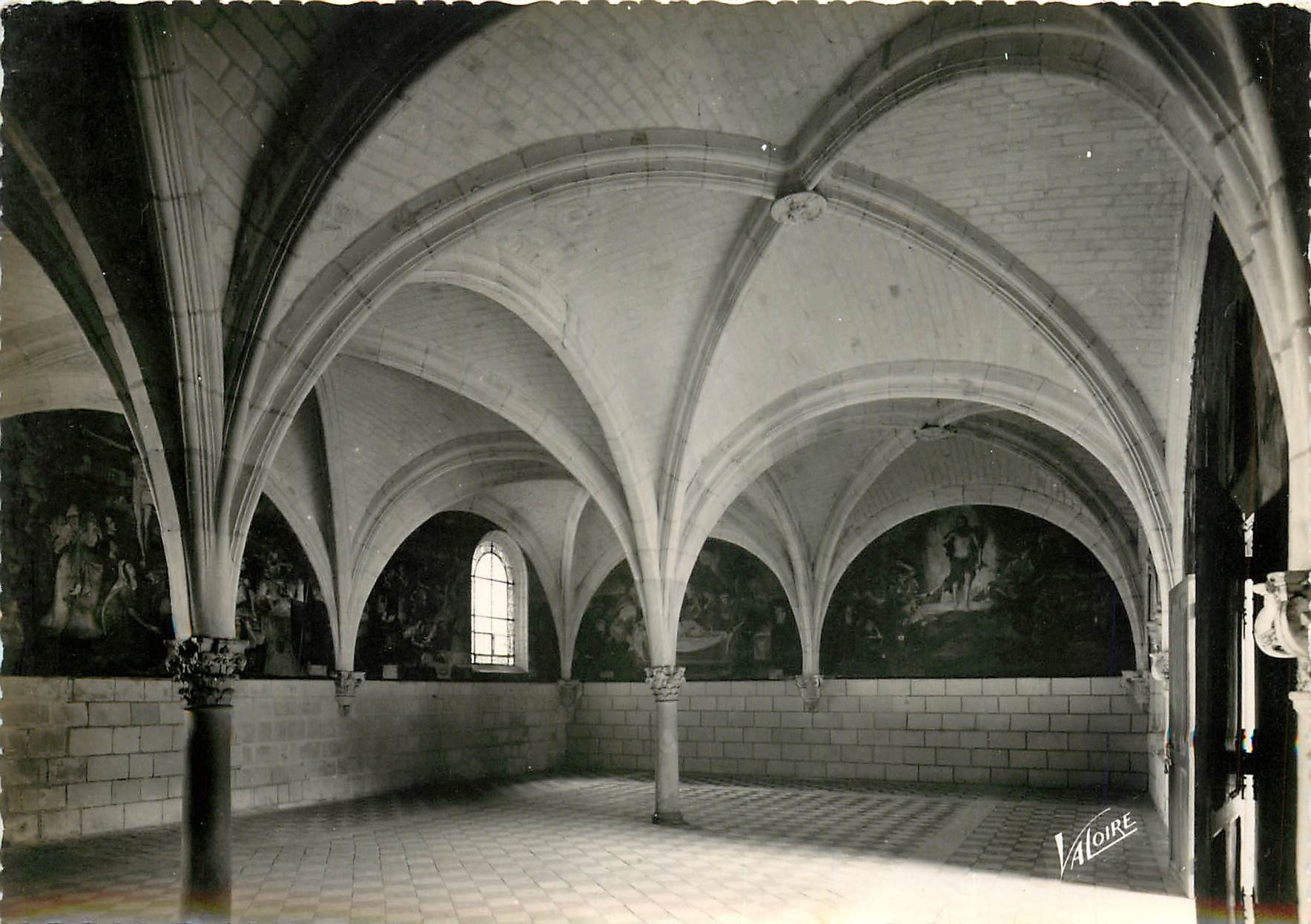 CPSM Fontevrault (Maine et Loire) L'Eglise abbatiale (XIIe s) la salle capitulaire et ses fresques (