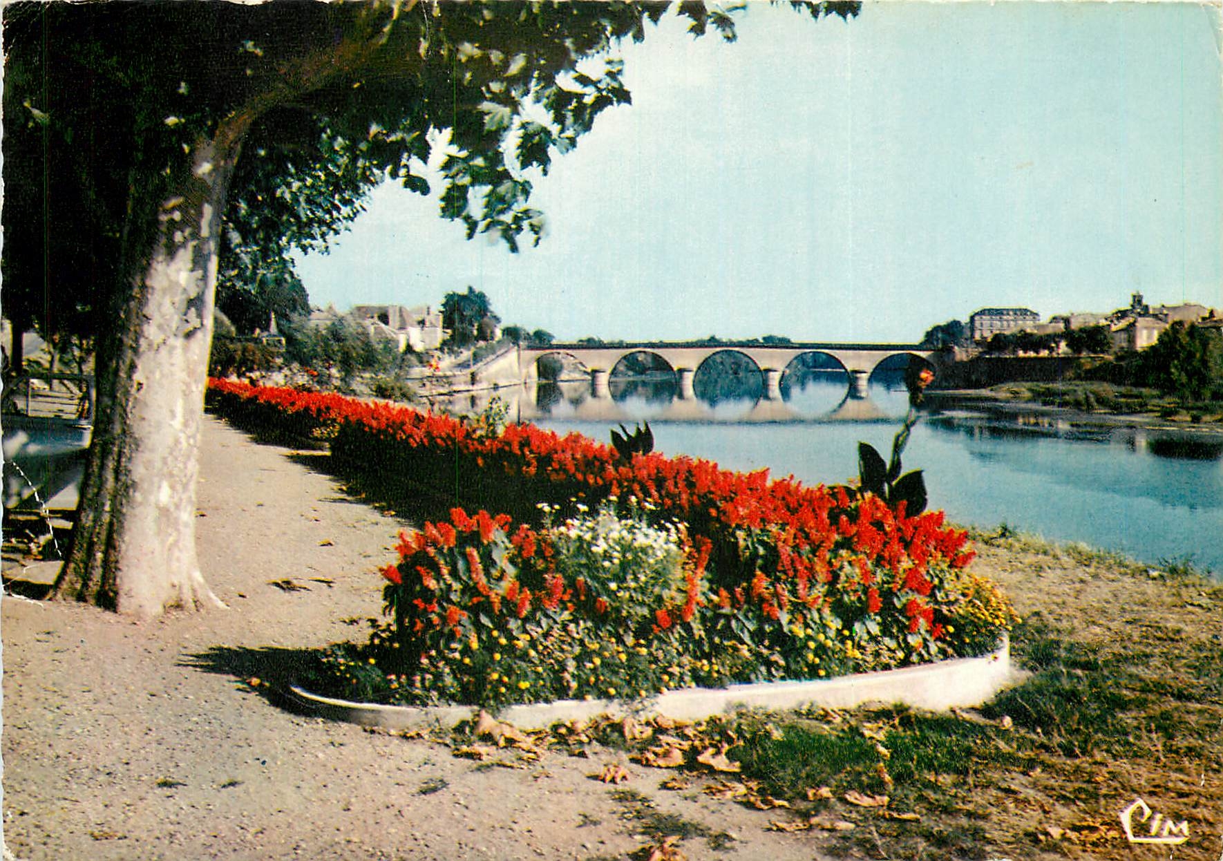 CPSM Vallee de la Dordogne Bergerac (Dordogne) Le Pont et les Rives de la Dordogne