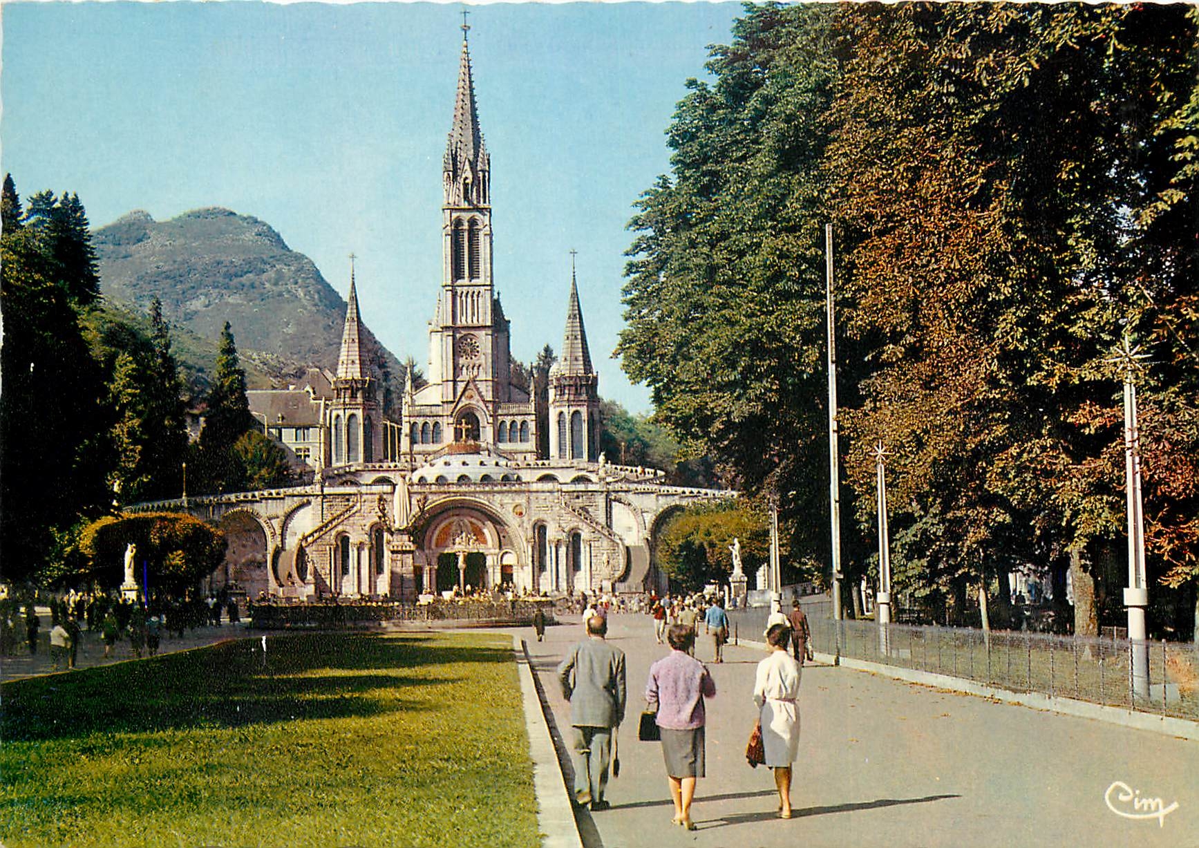 CPSM Lourdes Vue de la Basilique prise de l'entree St Michel