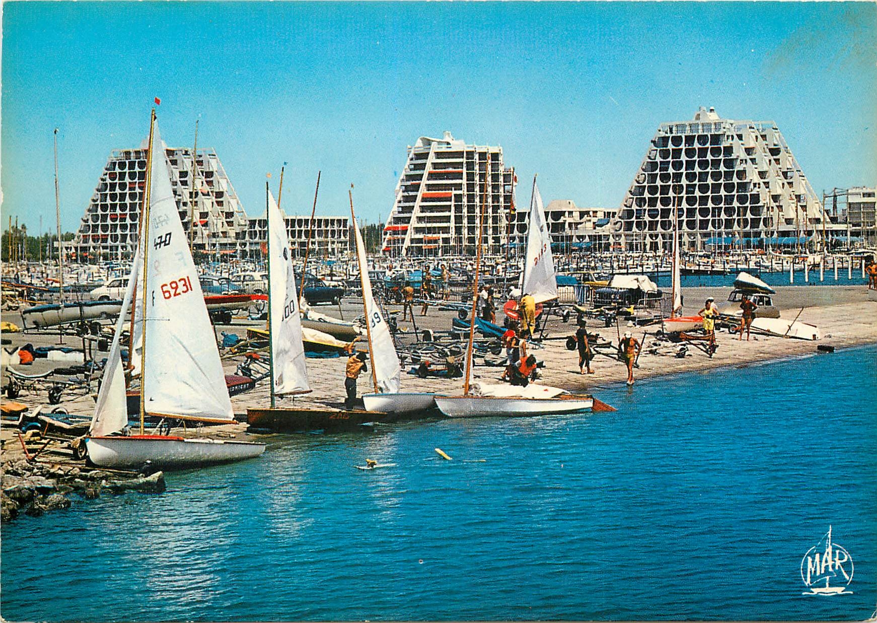 CPSM Le Grand Motte Ville de l'An 2000 La Plage