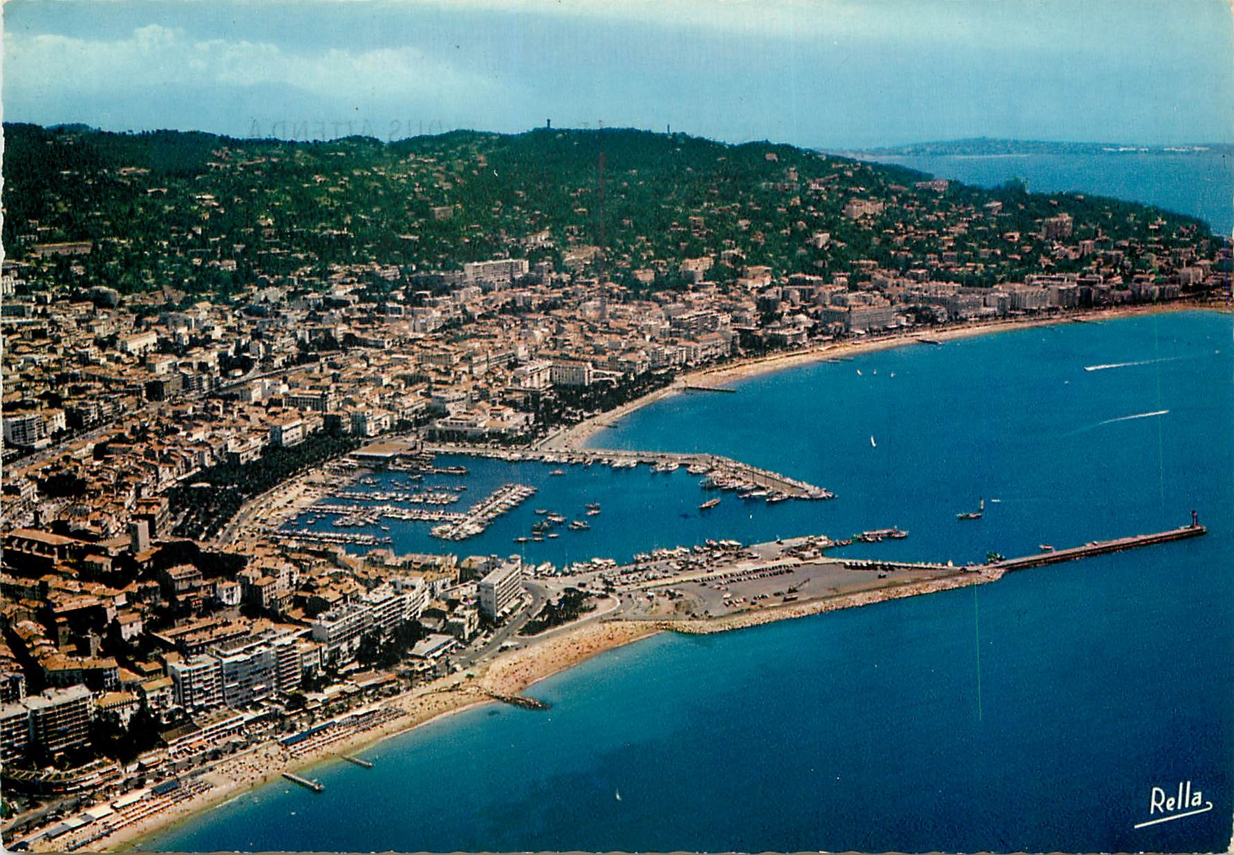 CPSM Cannes (A M) Vue generale aerienne sur la plage du Midi le Port la Croisette et la Colline de S