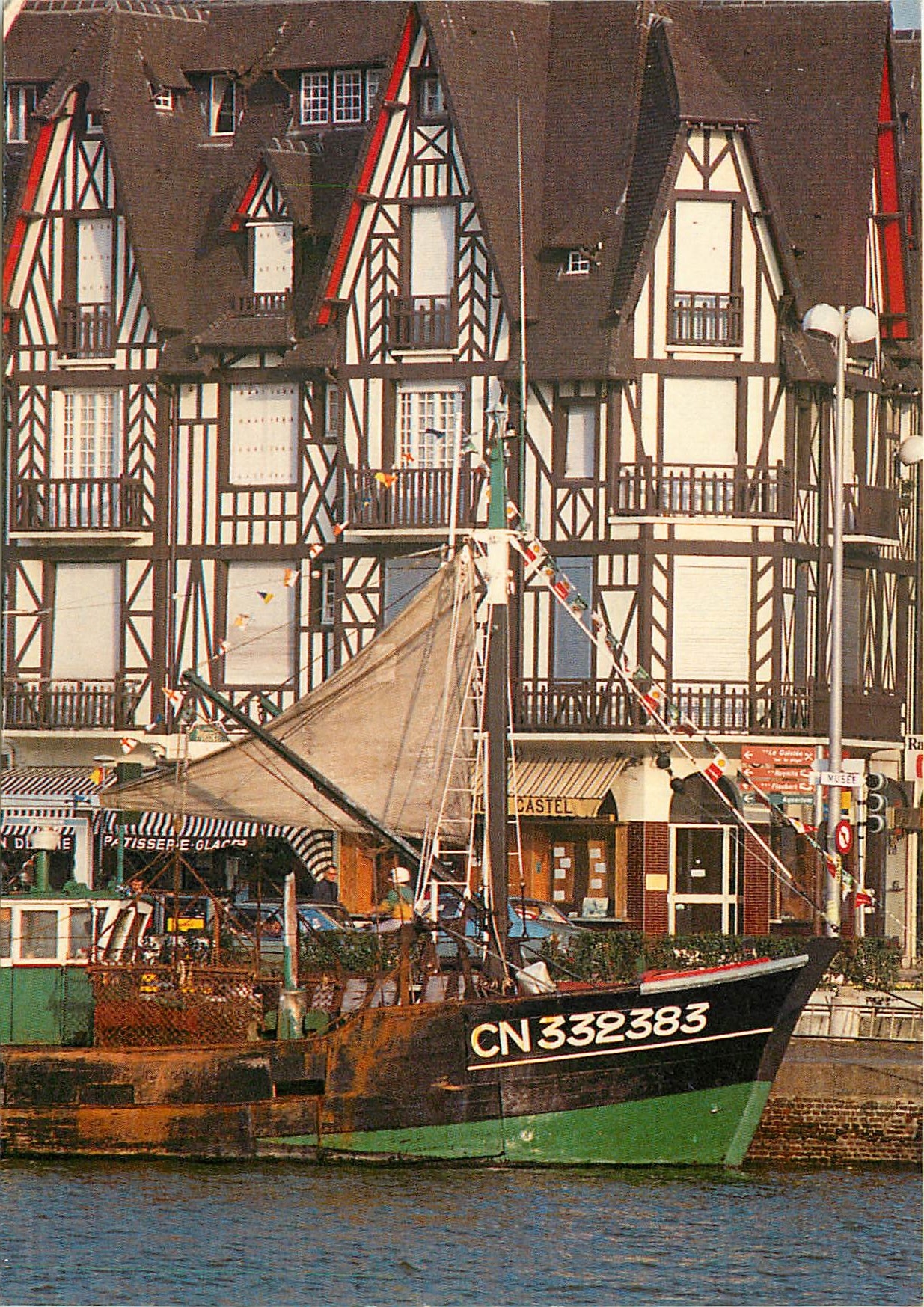CPSM Sur les bords de la Touques Trouvilles (Calvados) Station balneaire reputee les quais