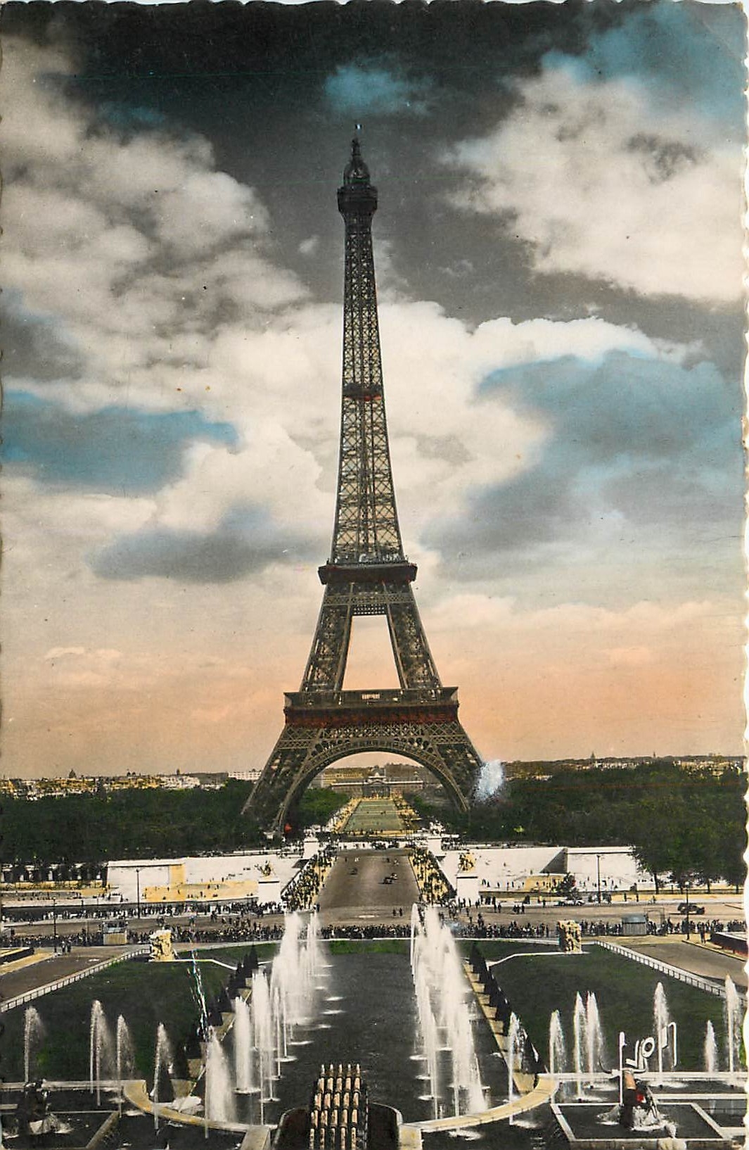 CPSM Paris les grandes eaux au palais de Chaillot et la Tour Eiffel