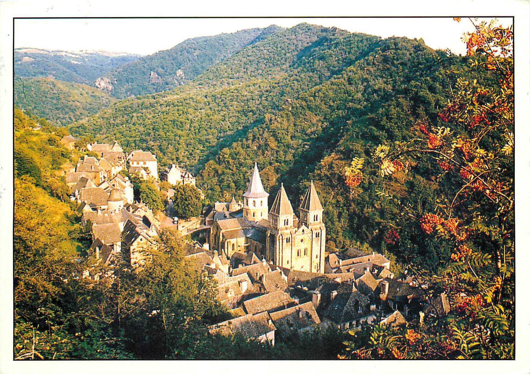 CPSM Conques (Aveyron) Dans un site grandiose le village domine la Vallee de l'Ouche