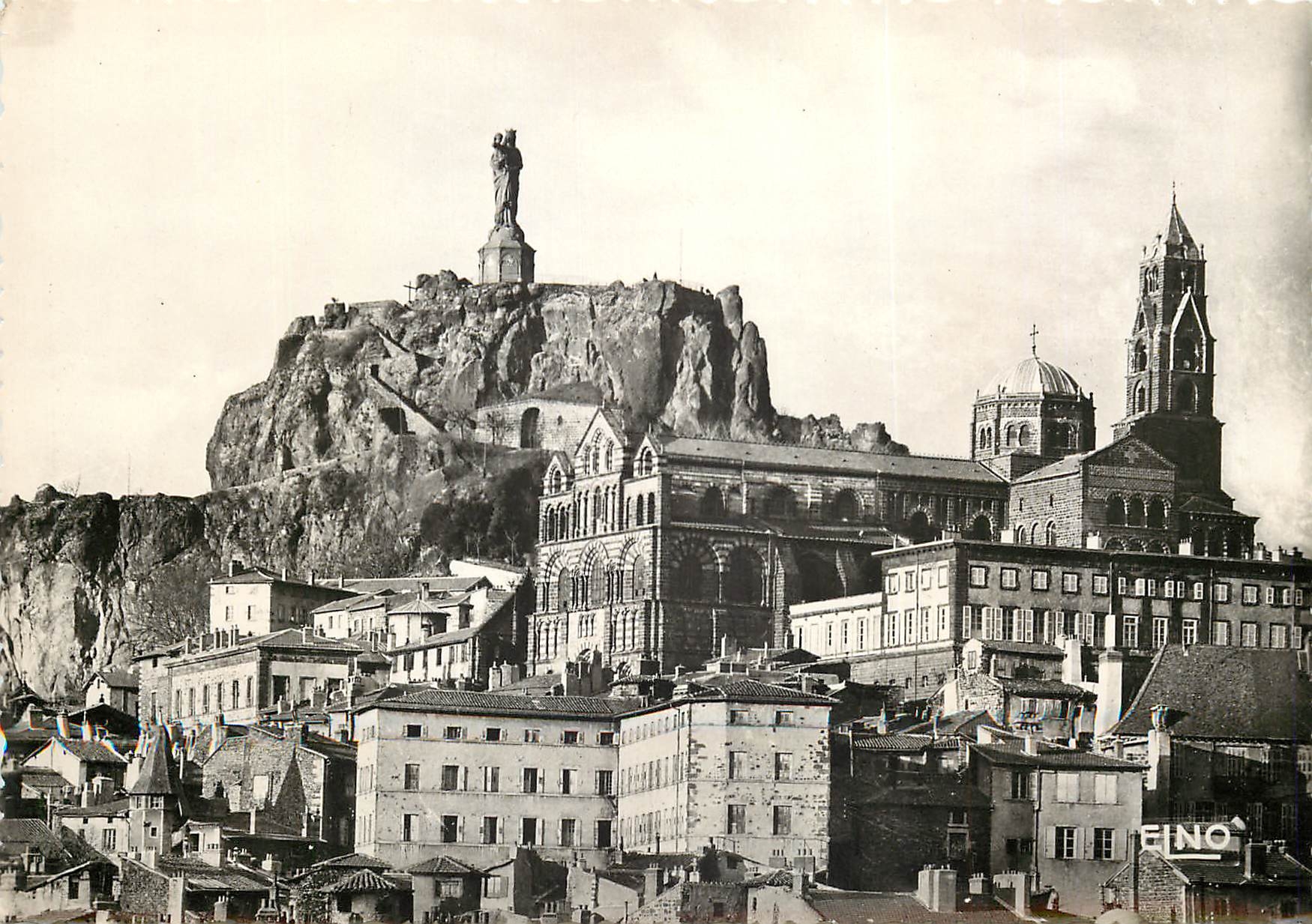 CPSM Le Puy en Velay (Haute Loire) alt 630 m Vue d'ensemble sur le rocher Corneille le Cathedrale N 
