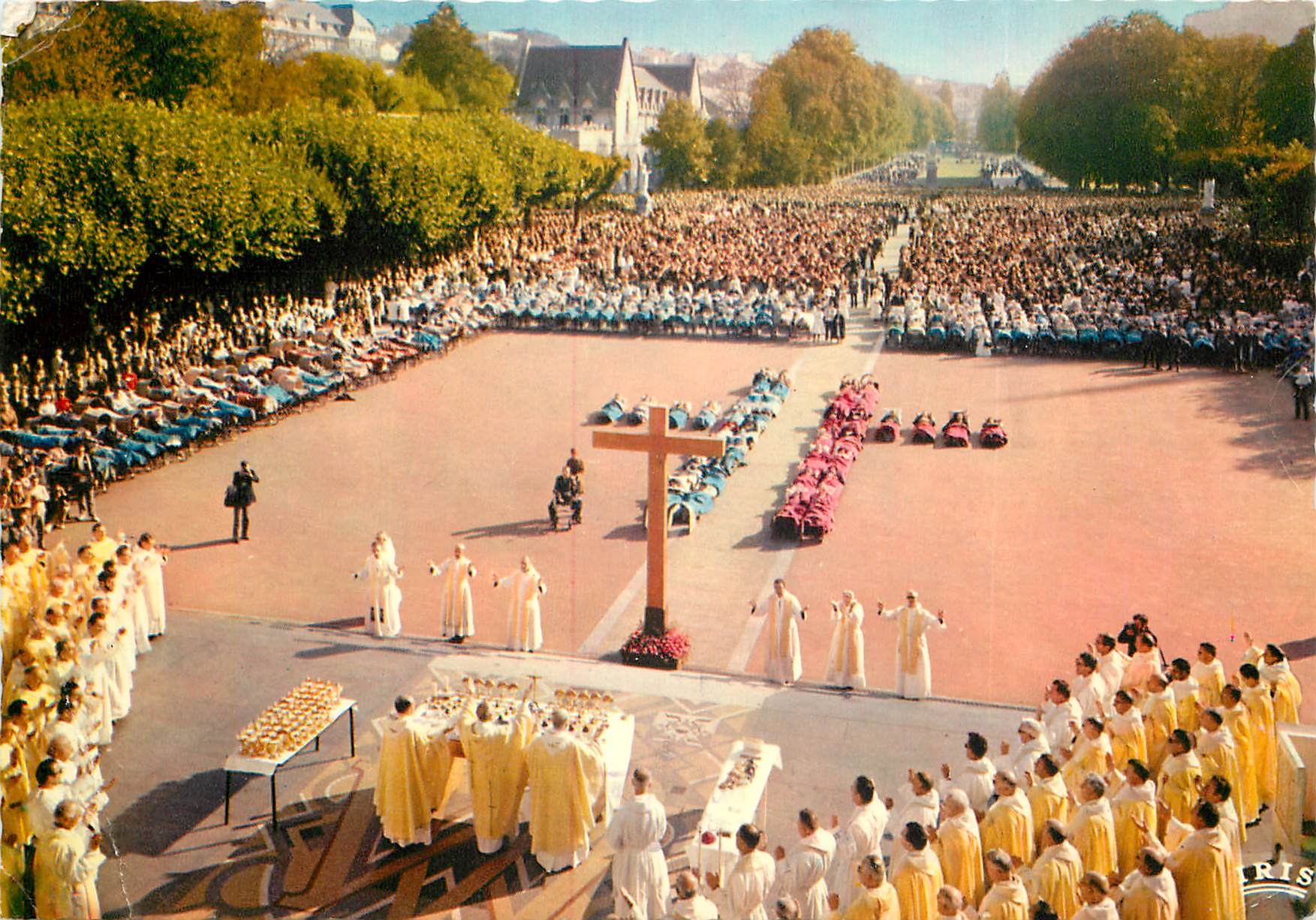 CPSM Lourdes Les Malades assistant au chemin de Croix et a la Messe sur le parvis du Rosaire