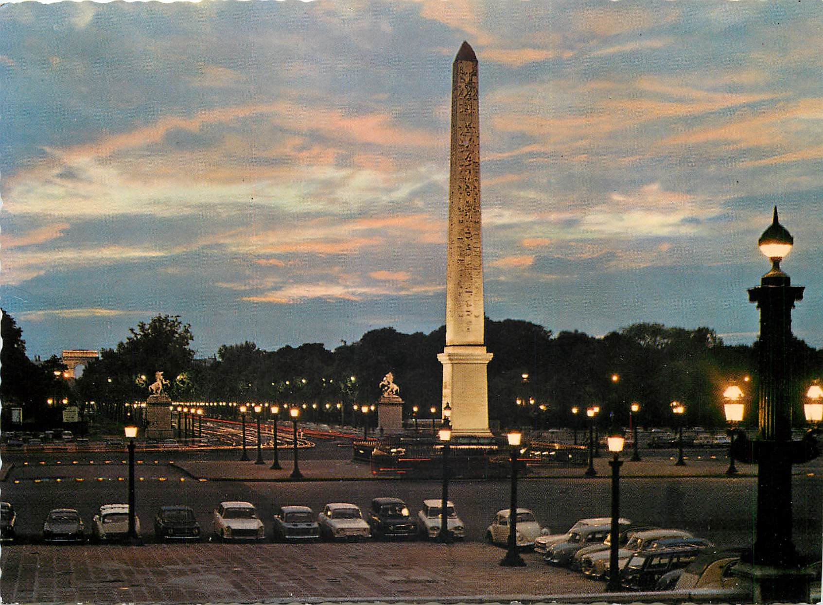 CPSM Paris La Place de la Concorde et les champs Elysees la nuit au fond l'Arc de Triomphe