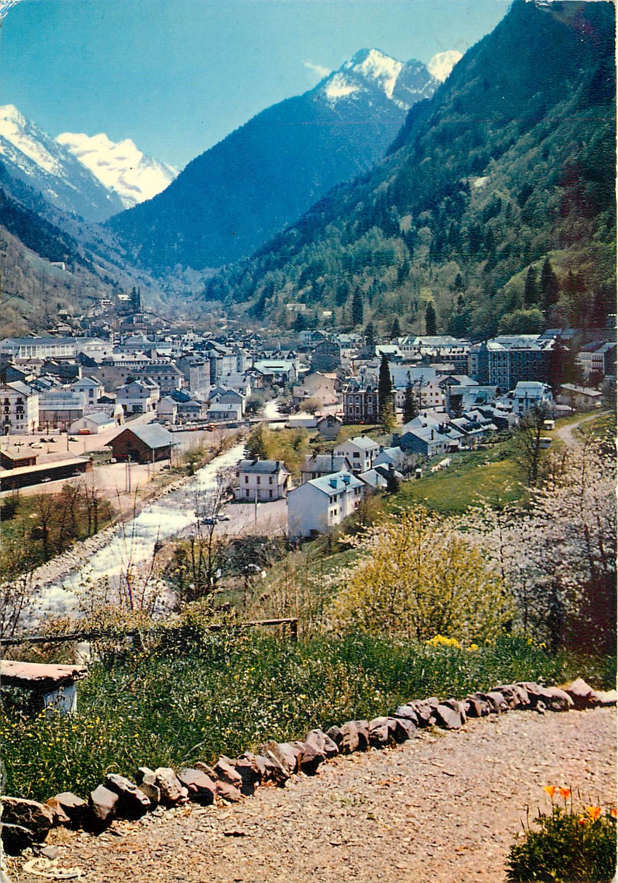 CPSM Cauterets (Htes Pyrenees) vue generale depuis le Mamelon Vert