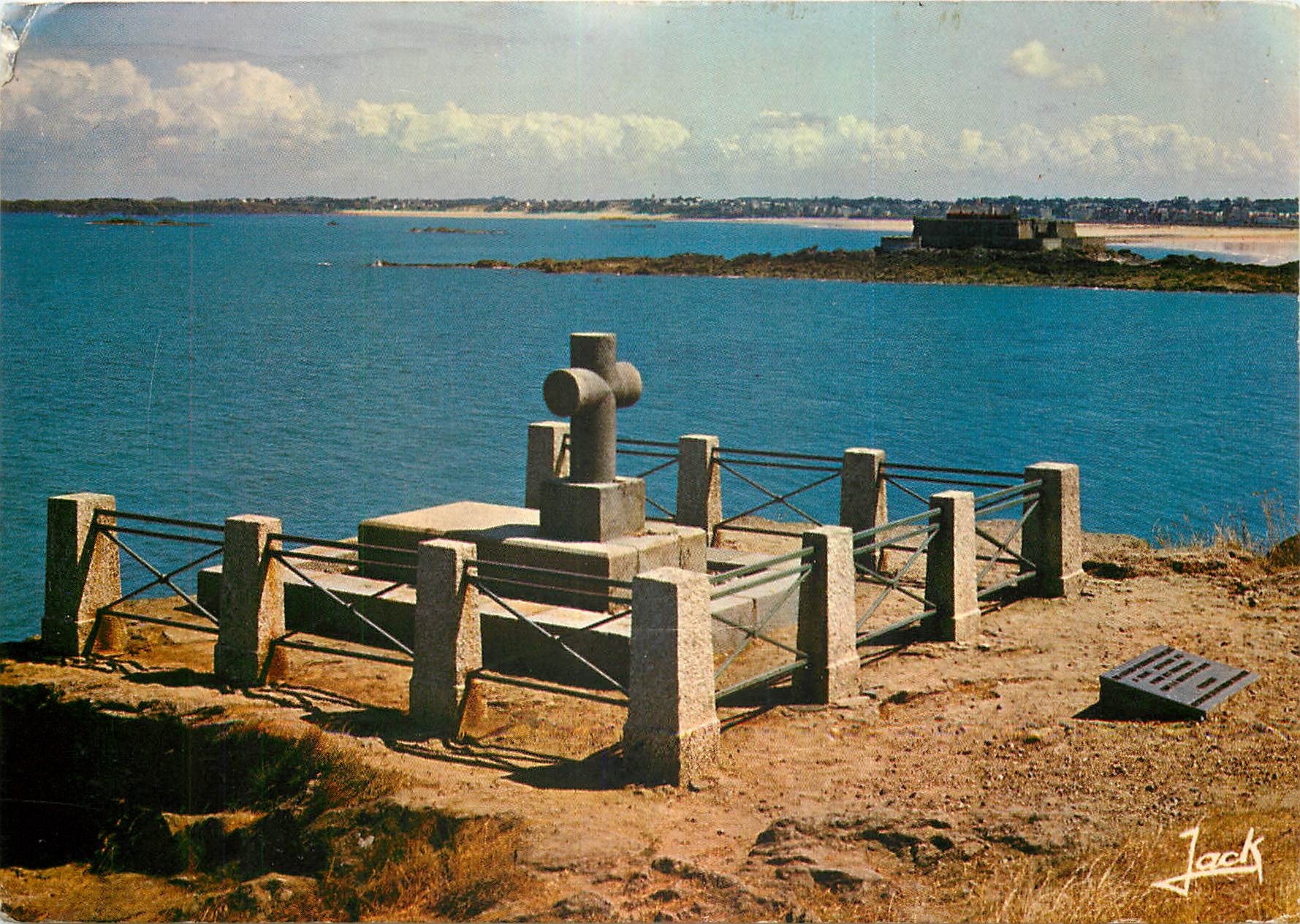 CPSM Saint Malo Cite Corsaire Le tombeau de Chateaubriant et le fort Ntional