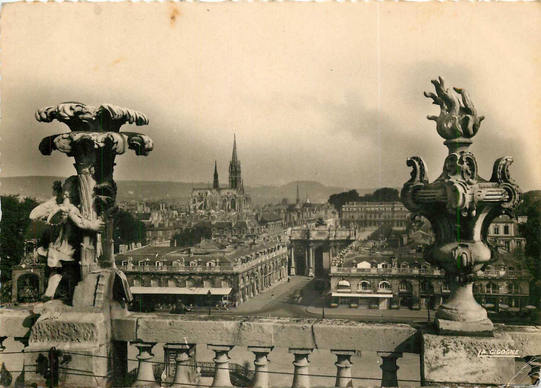 CPSM Nancy (M et M) Vue sur la Place Stanislas et l'Eglise