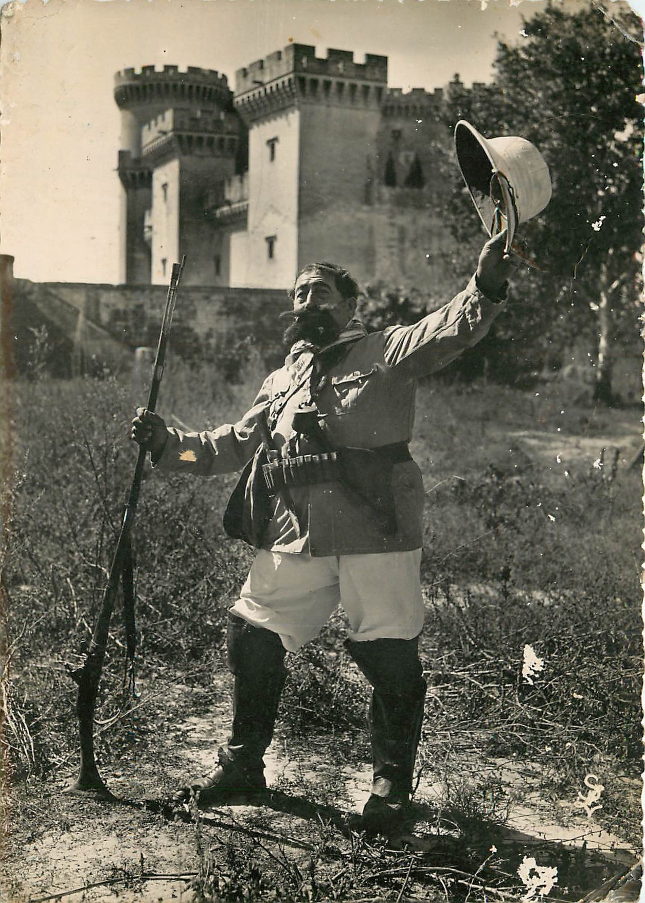 CPSM Tarascon (Bouches du Rh) Le celebre Tartarin vous salue